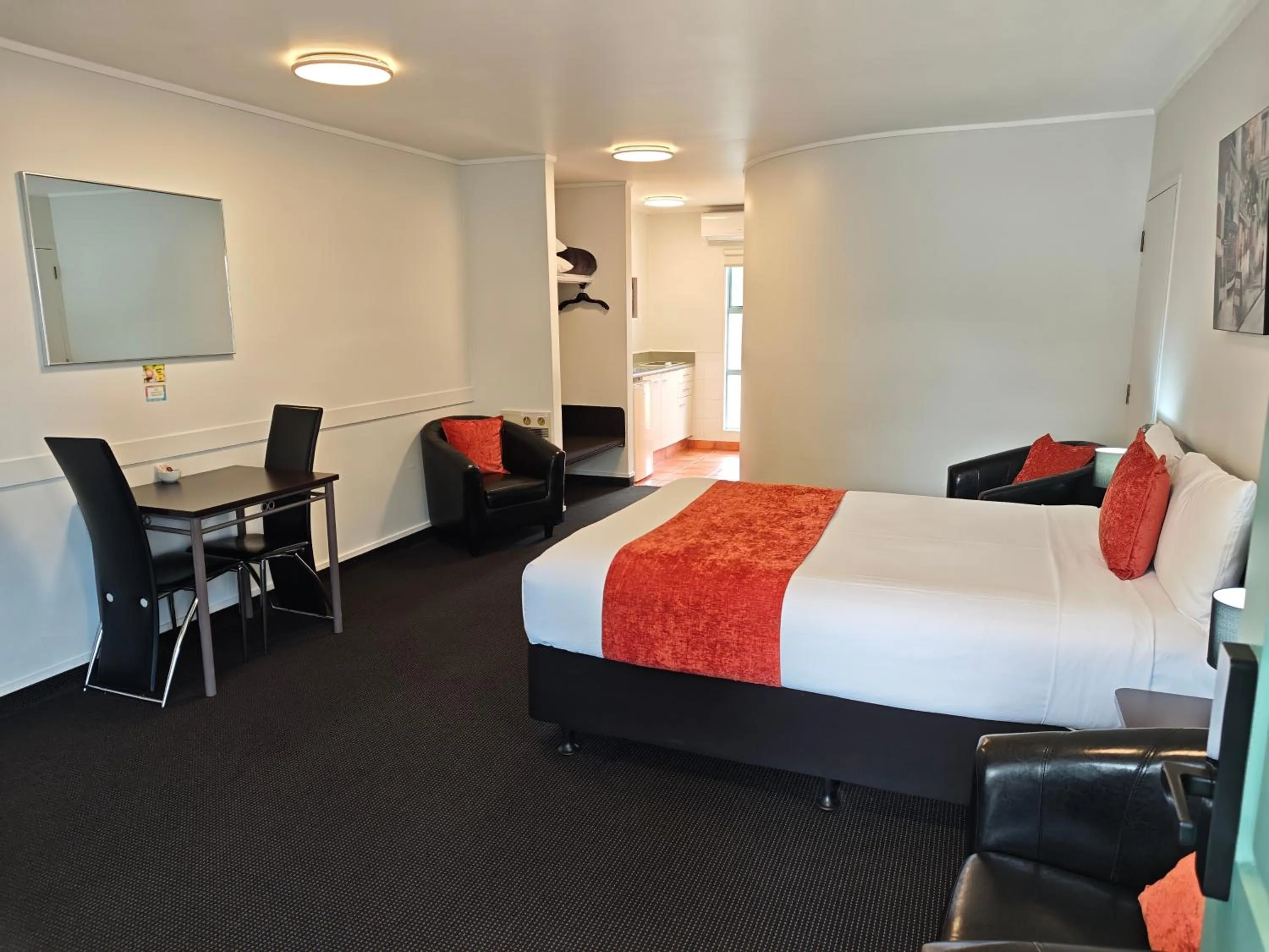 Photo of the whole room, Bed in Great Lake Motel Taupo