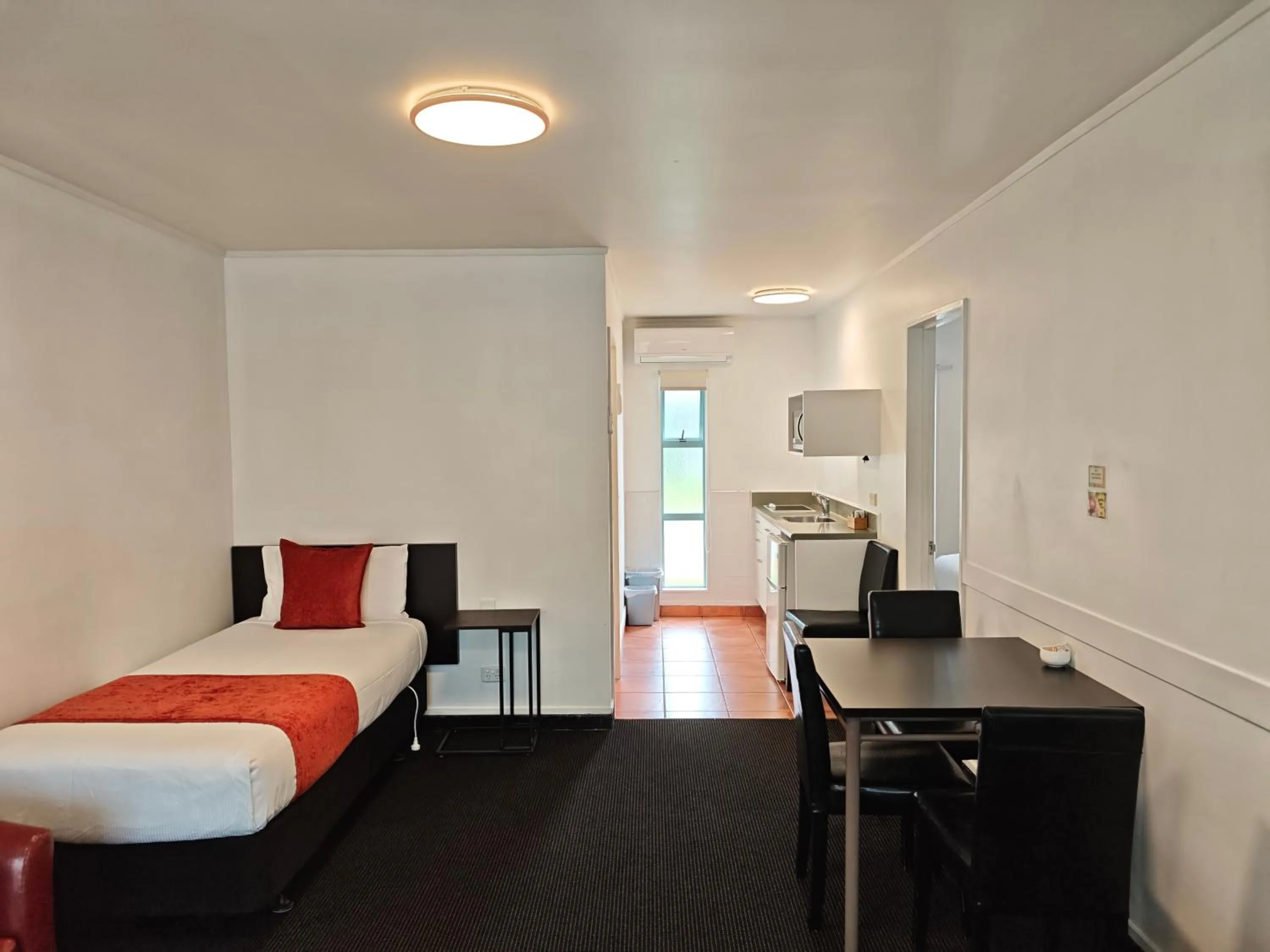 Living room, Bed in Great Lake Motel Taupo