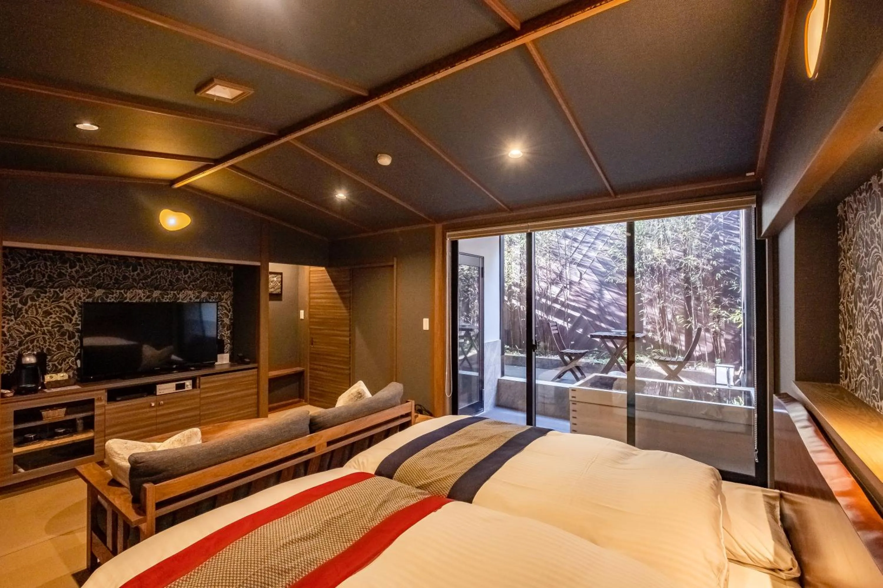 Photo of the whole room, Bed in Hakuunsou