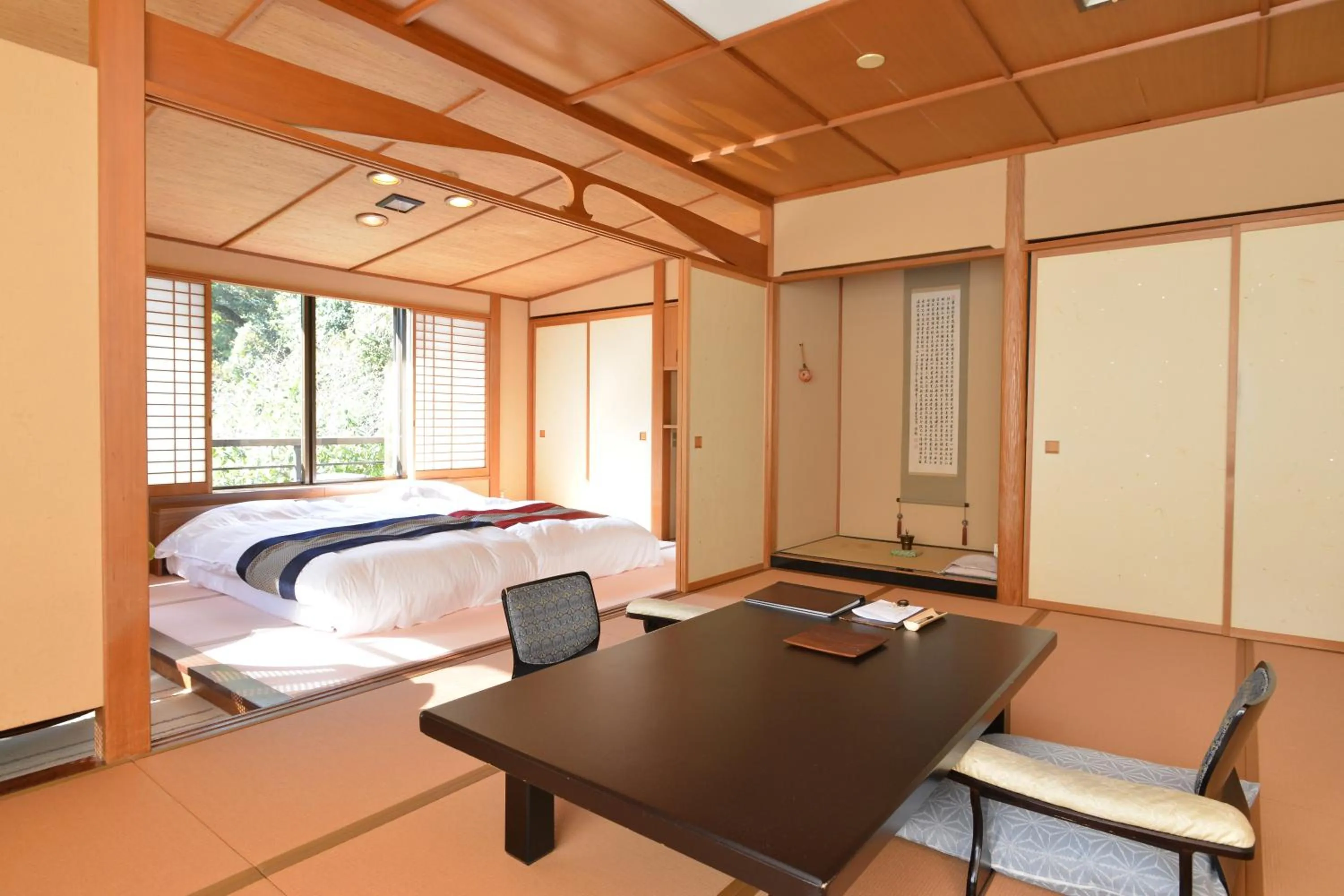 Photo of the whole room, Bed in Hakuunsou
