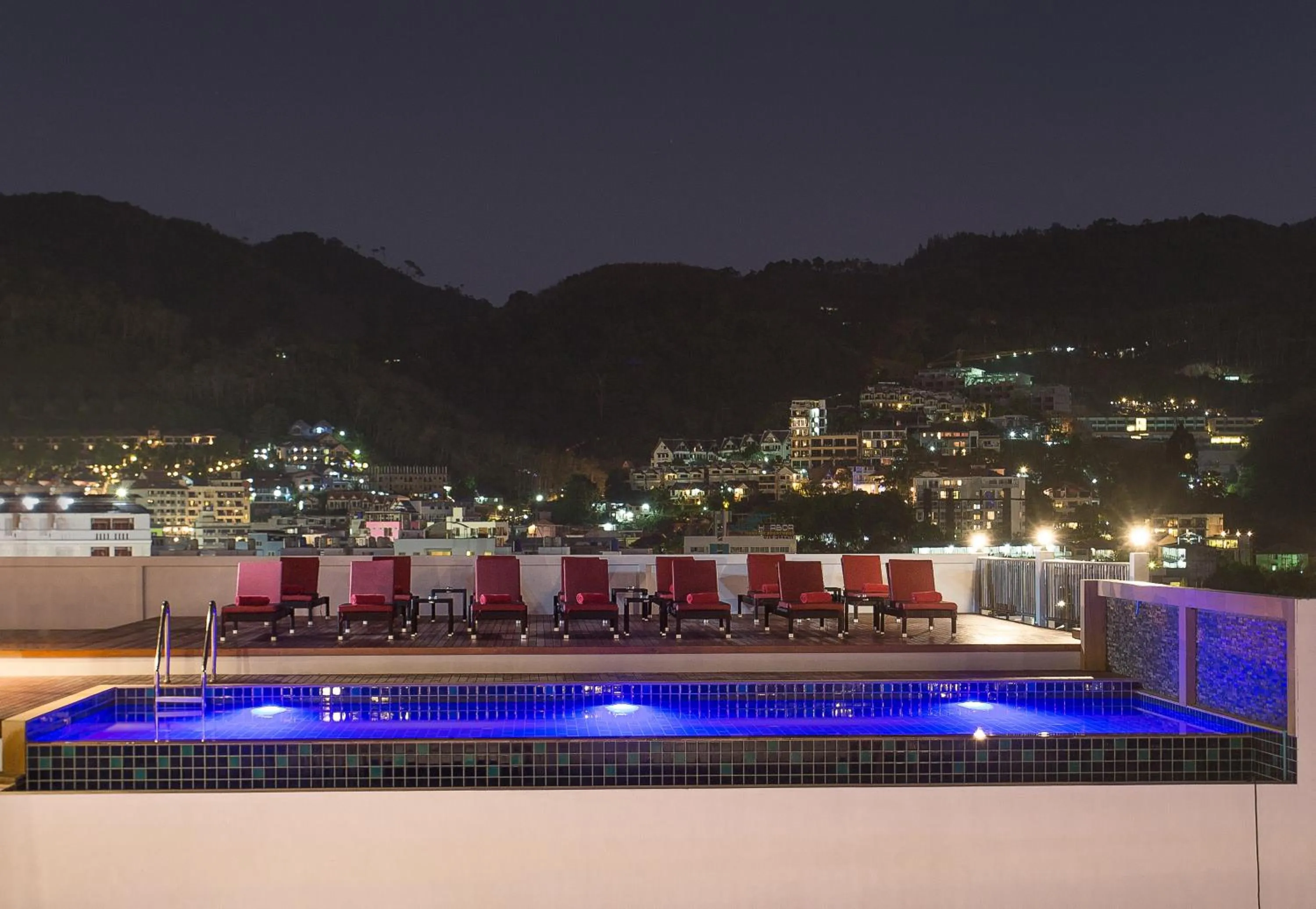 Swimming pool in Paripas Patong Resort