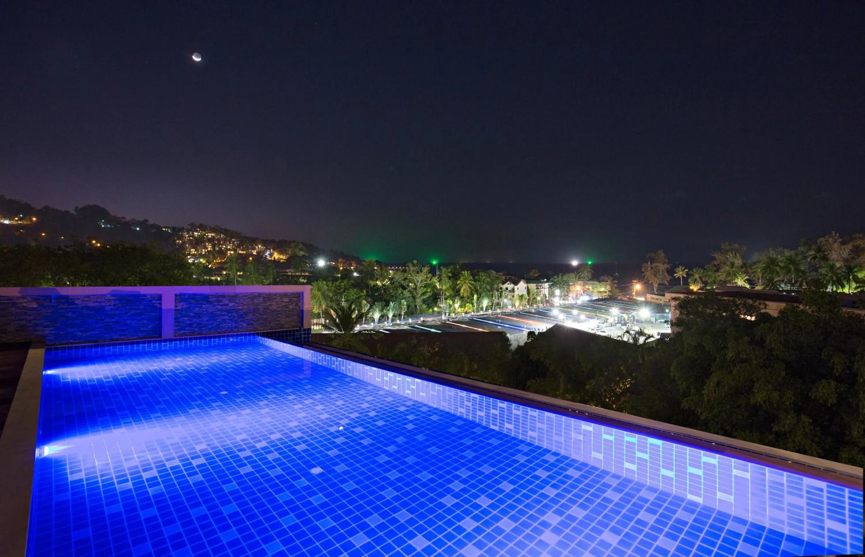 Swimming pool in Paripas Patong Resort