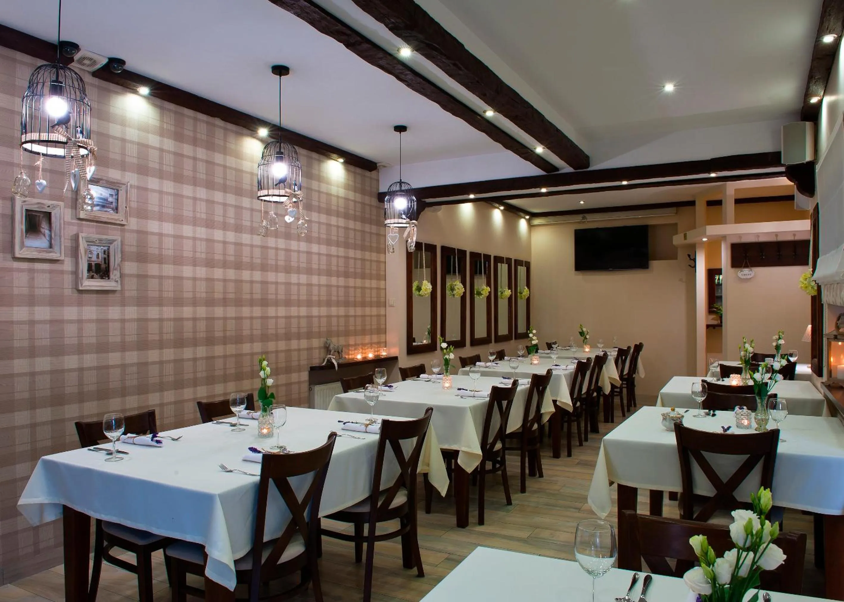 Restaurant/places to eat in Hotel Awo