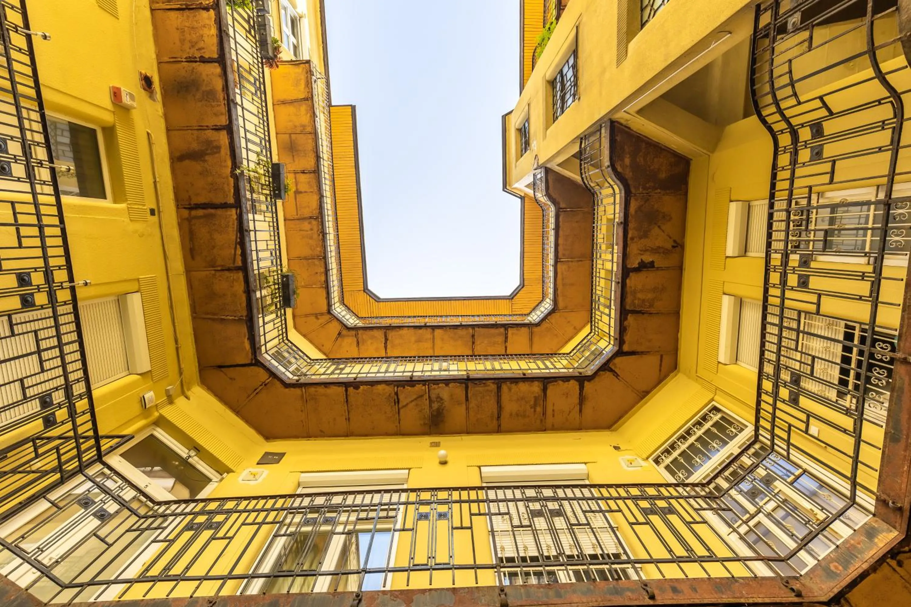 Real Apartments Lovag