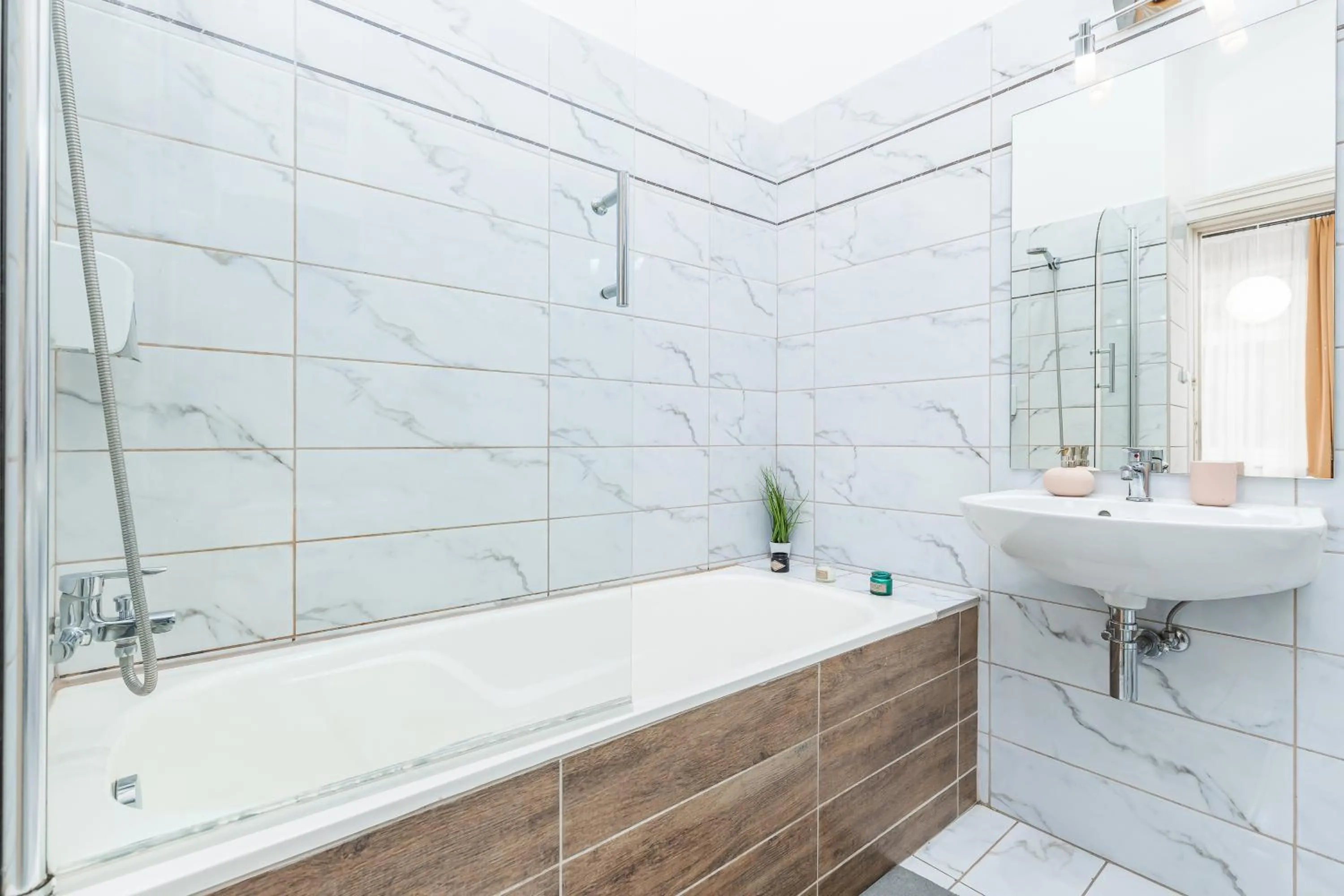 Real Apartments Lovag