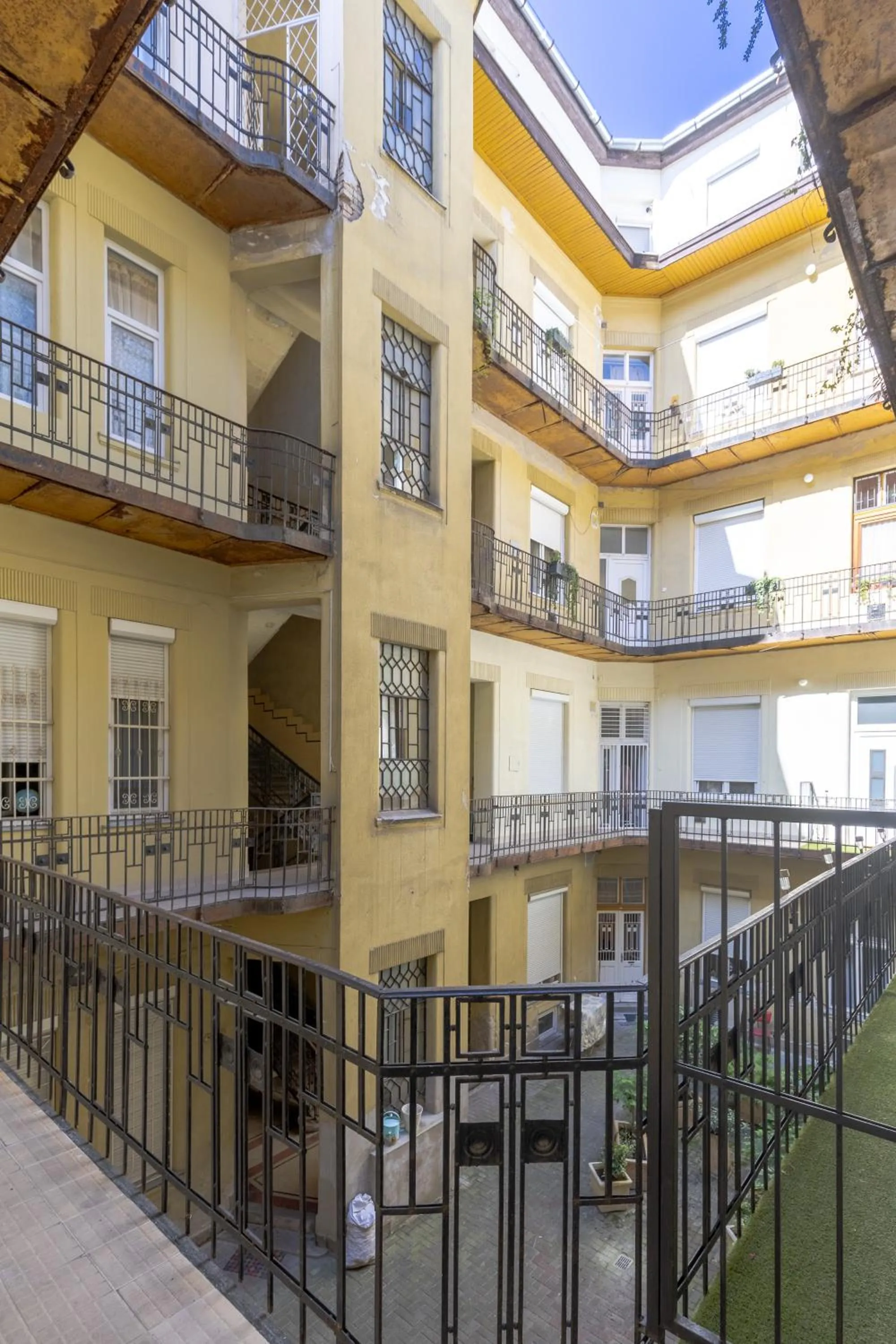 Real Apartments Lovag