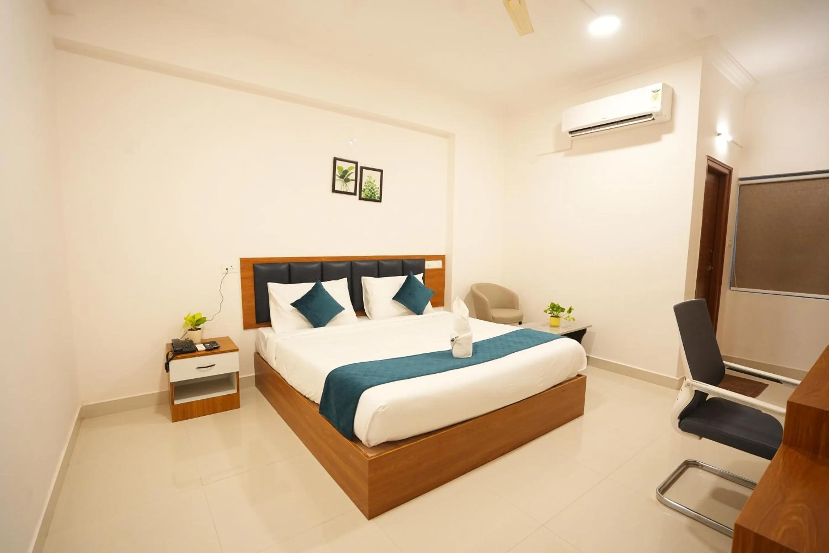 Bedroom, Bed in Elite Hotel HITECH