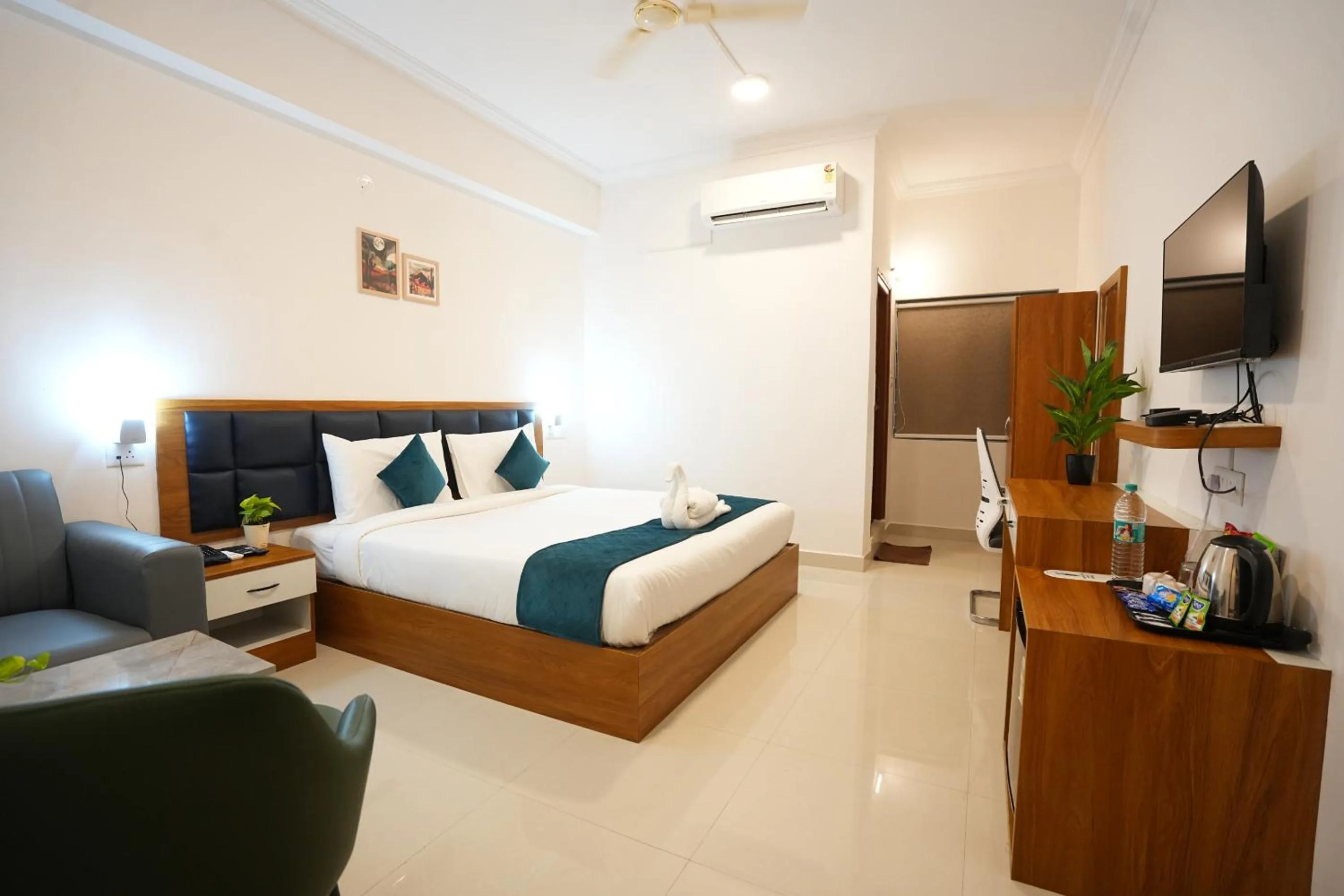 Bed in Elite Hotel HITECH