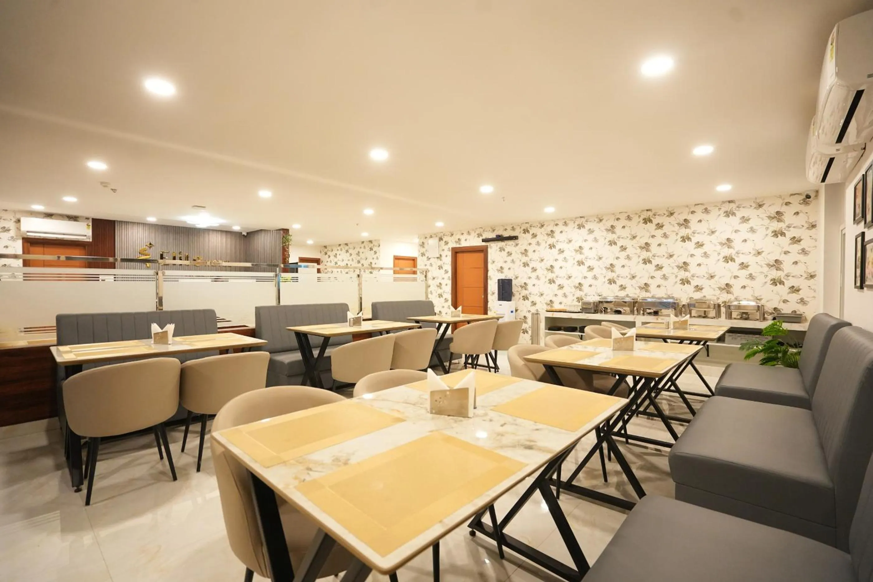 Restaurant/places to eat in Elite Hotel HITECH