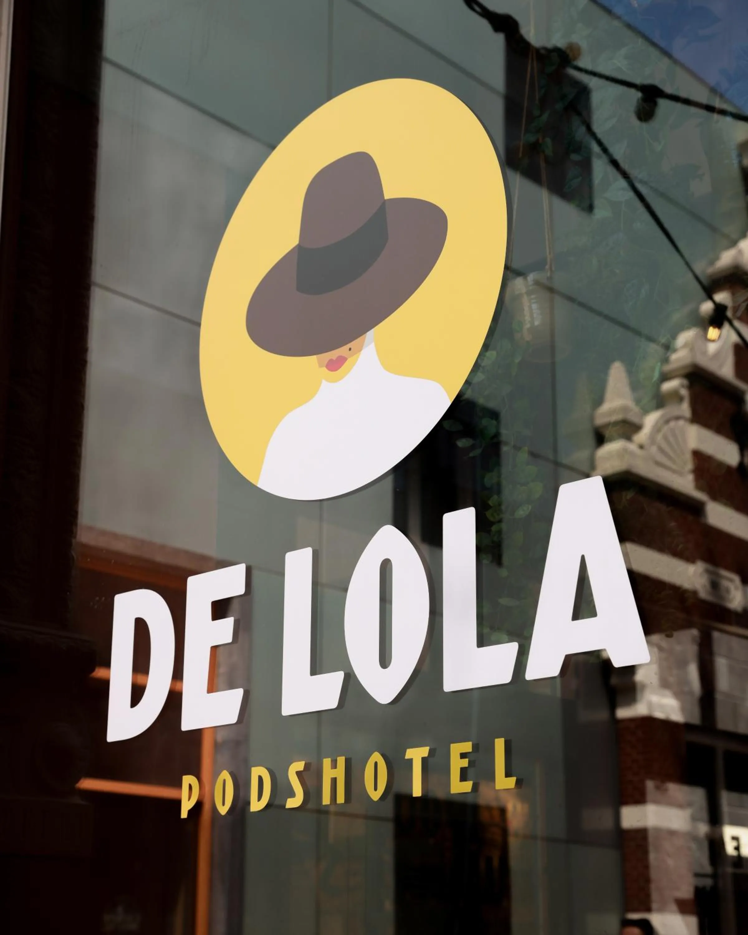 Facade/entrance in De Lola Podshotel