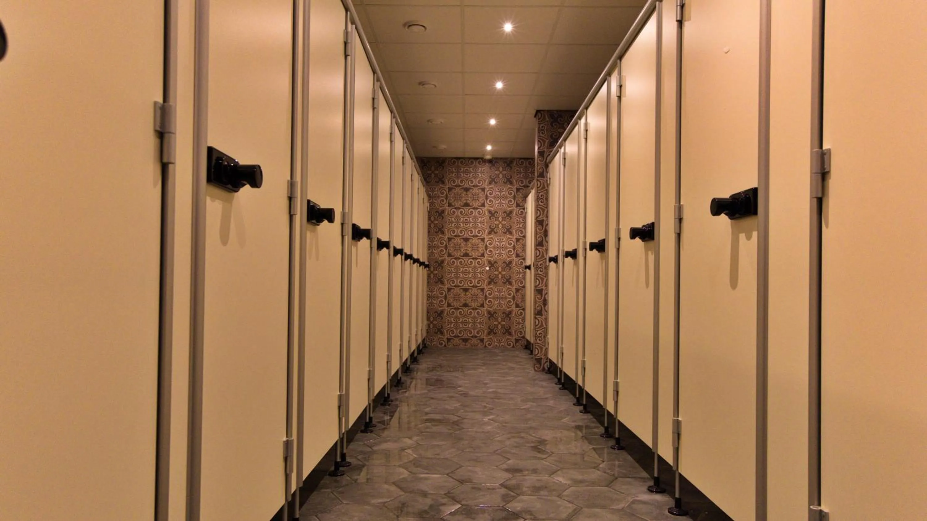Bathroom in De Lola Podshotel