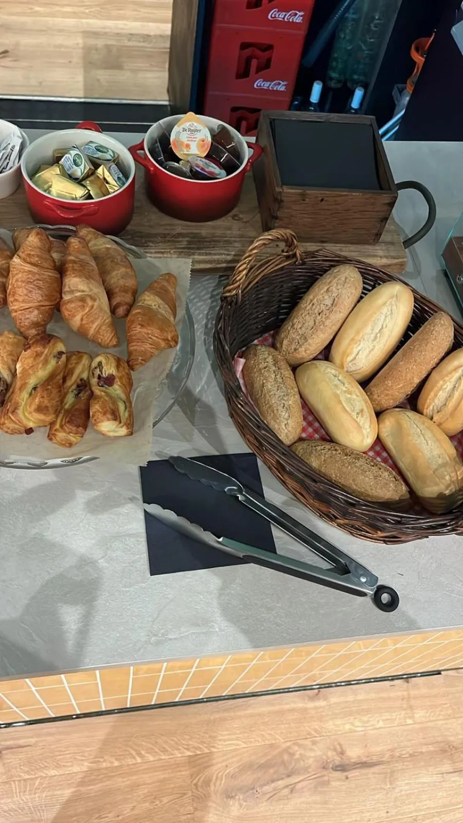 Buffet breakfast in De Lola Podshotel