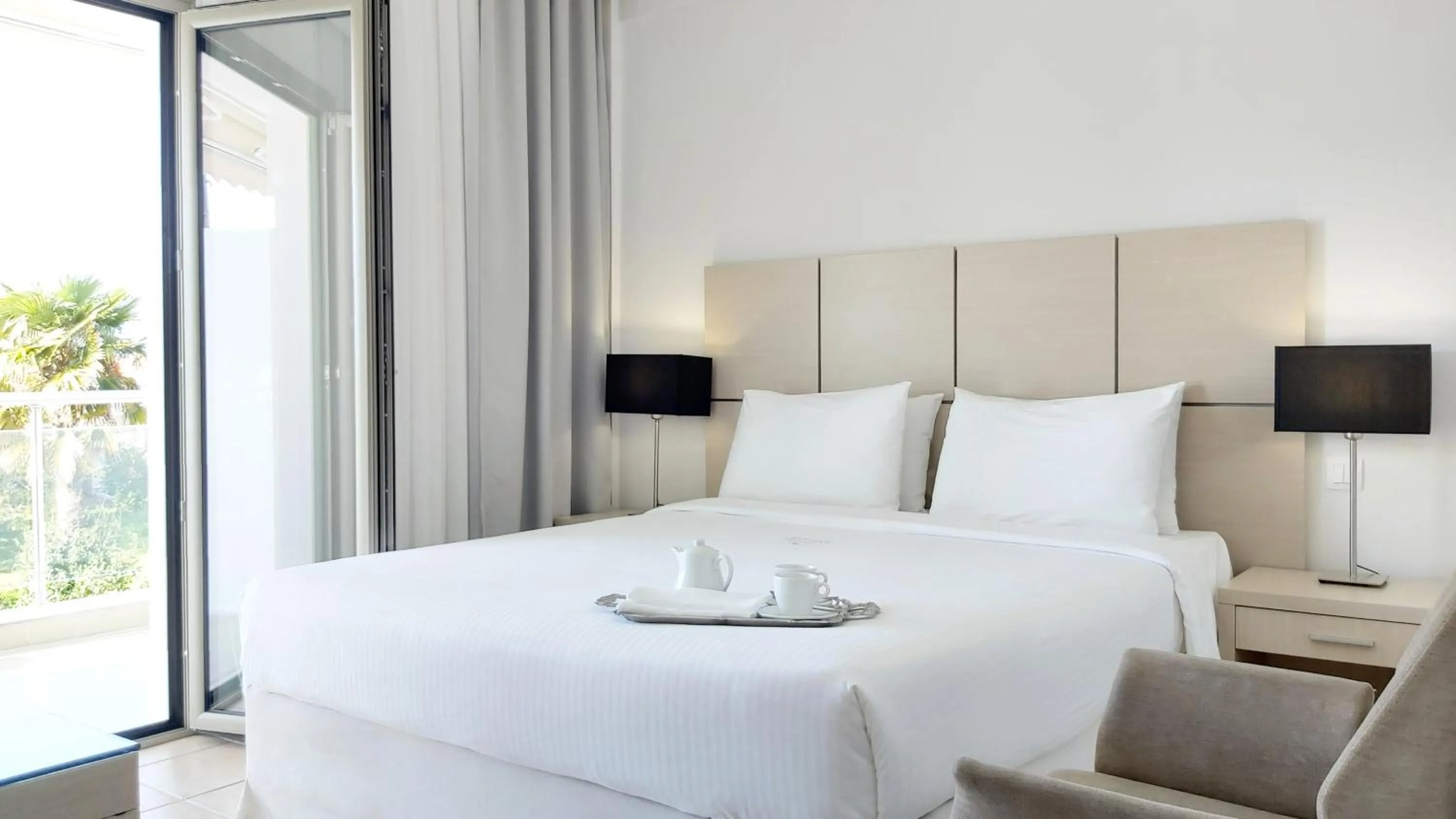 Bed in Akrogiali Exclusive Hotel (Adults Only)