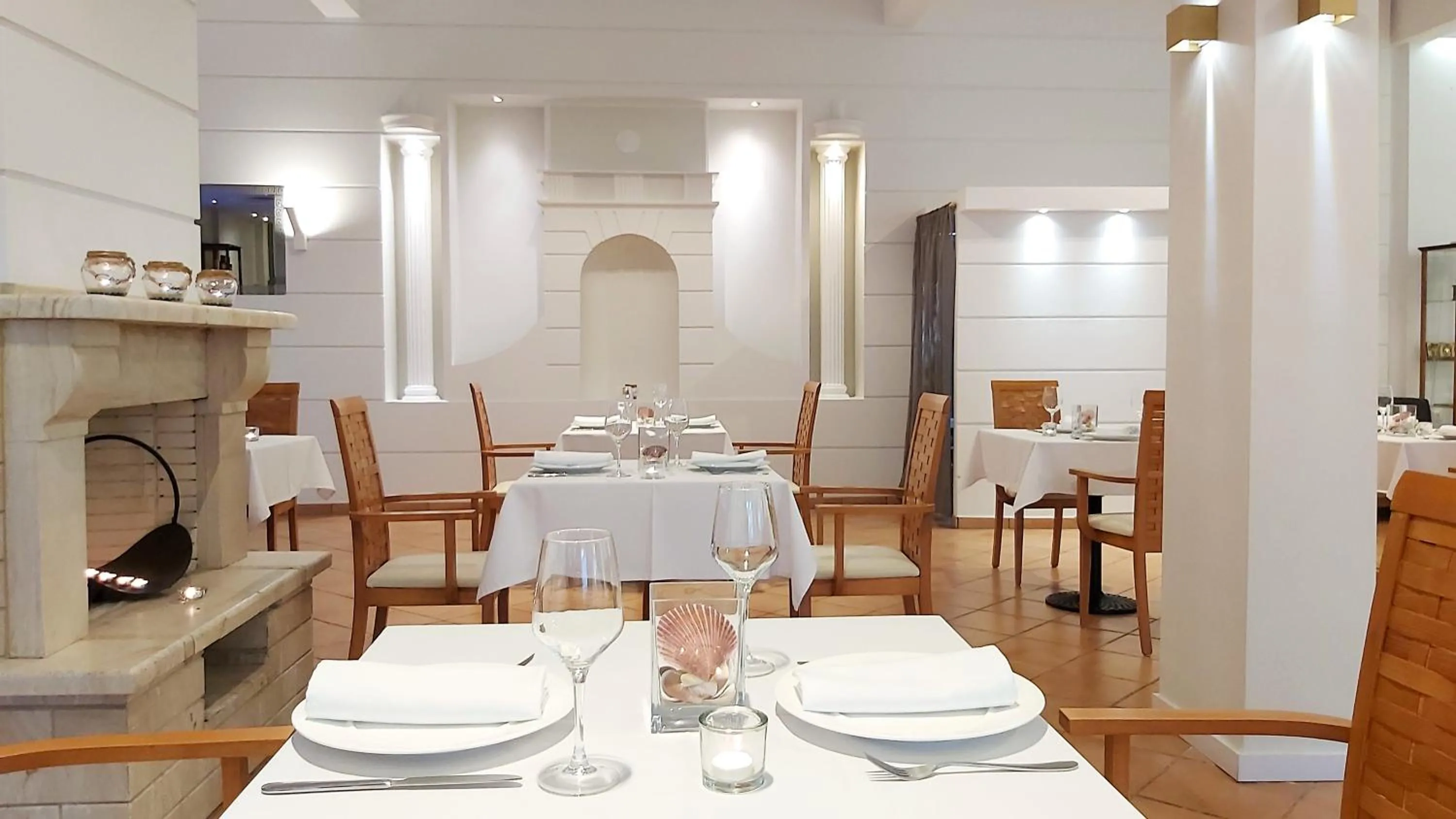 Restaurant/places to eat in Akrogiali Exclusive Hotel (Adults Only)