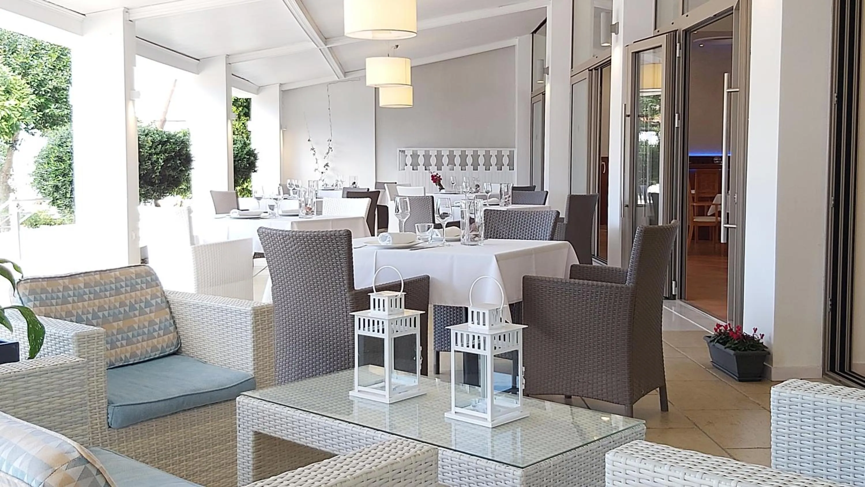 Restaurant/places to eat in Akrogiali Exclusive Hotel (Adults Only)