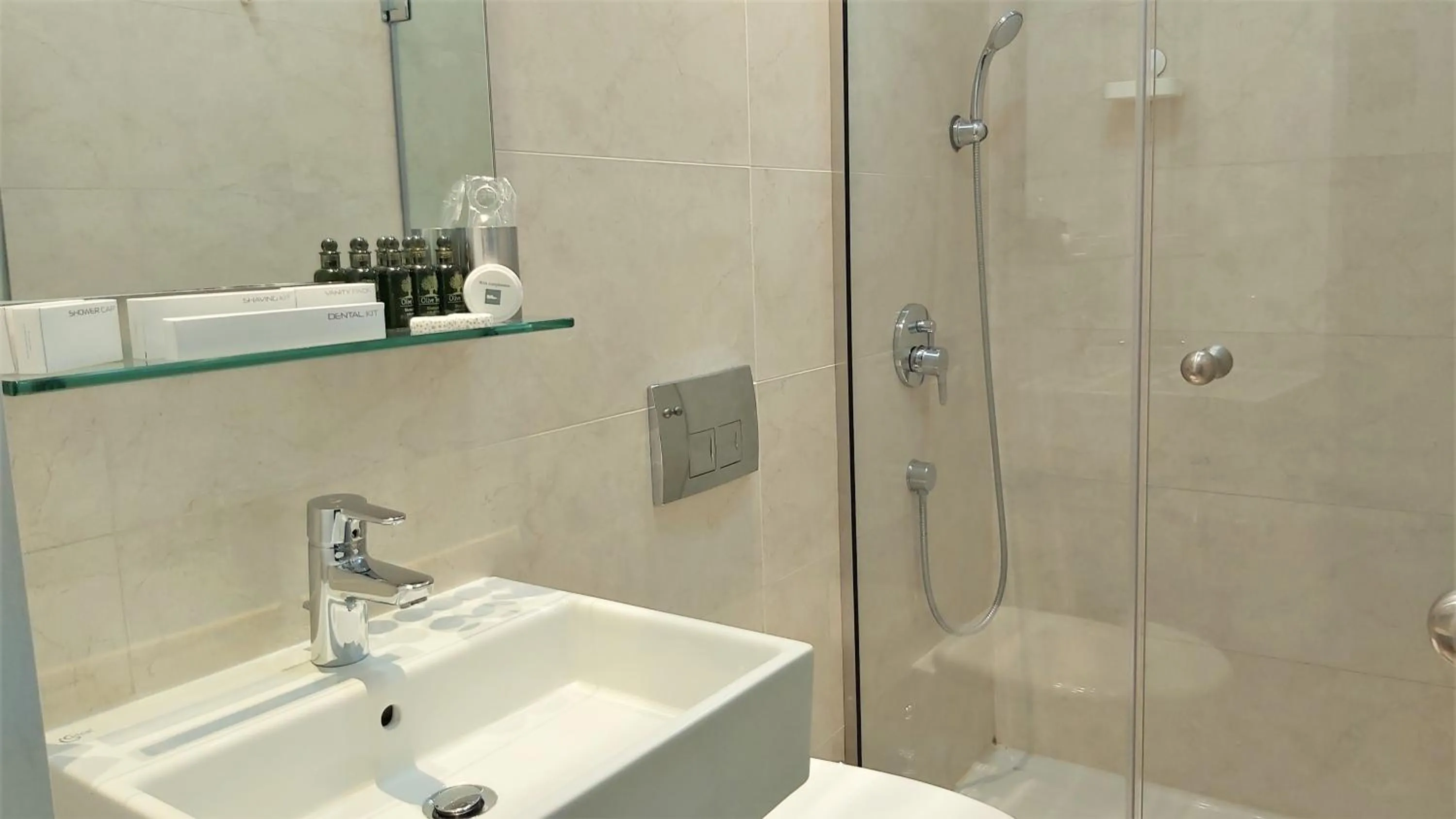 Shower in Akrogiali Exclusive Hotel (Adults Only)