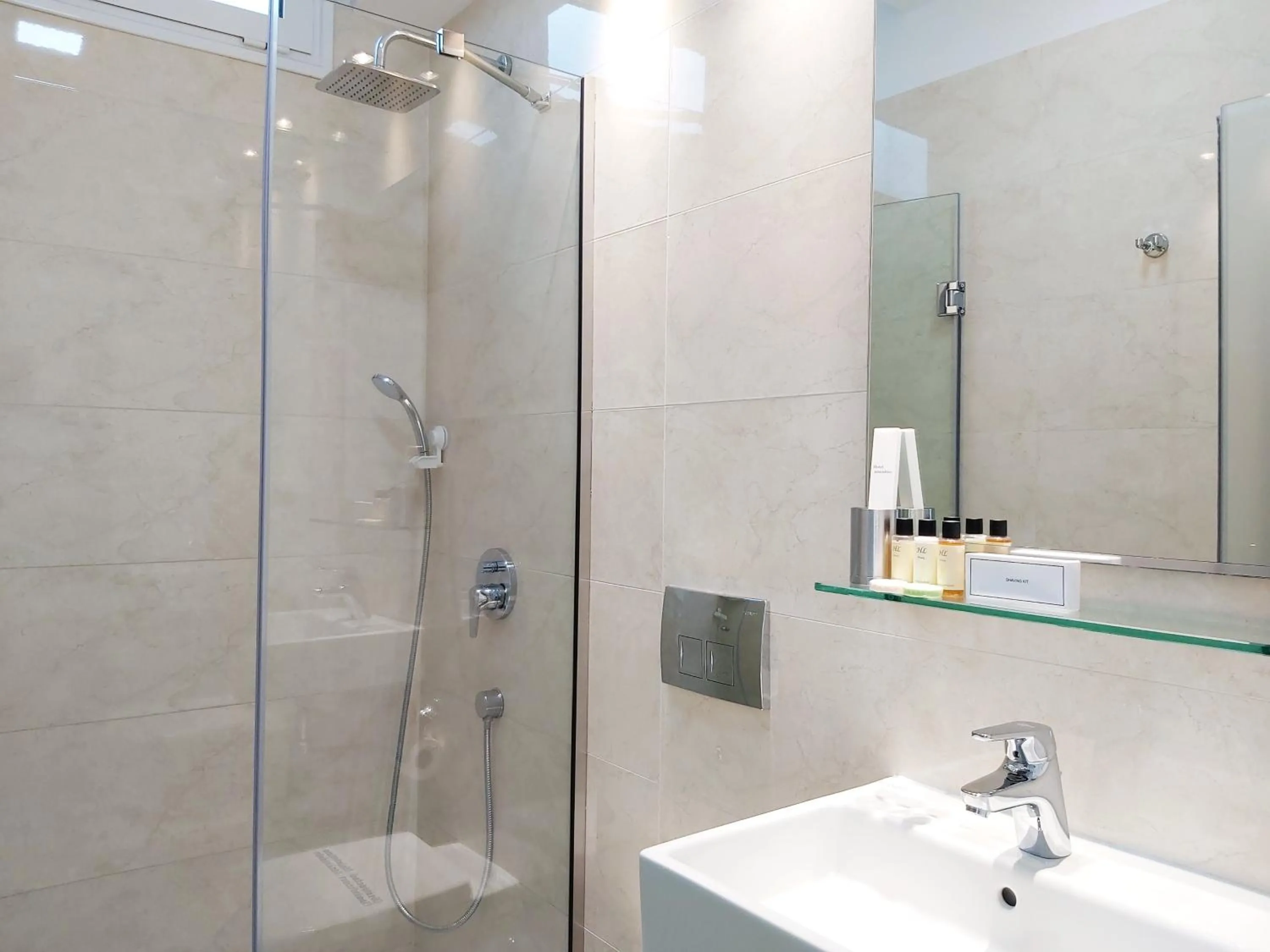 Shower in Akrogiali Exclusive Hotel (Adults Only)
