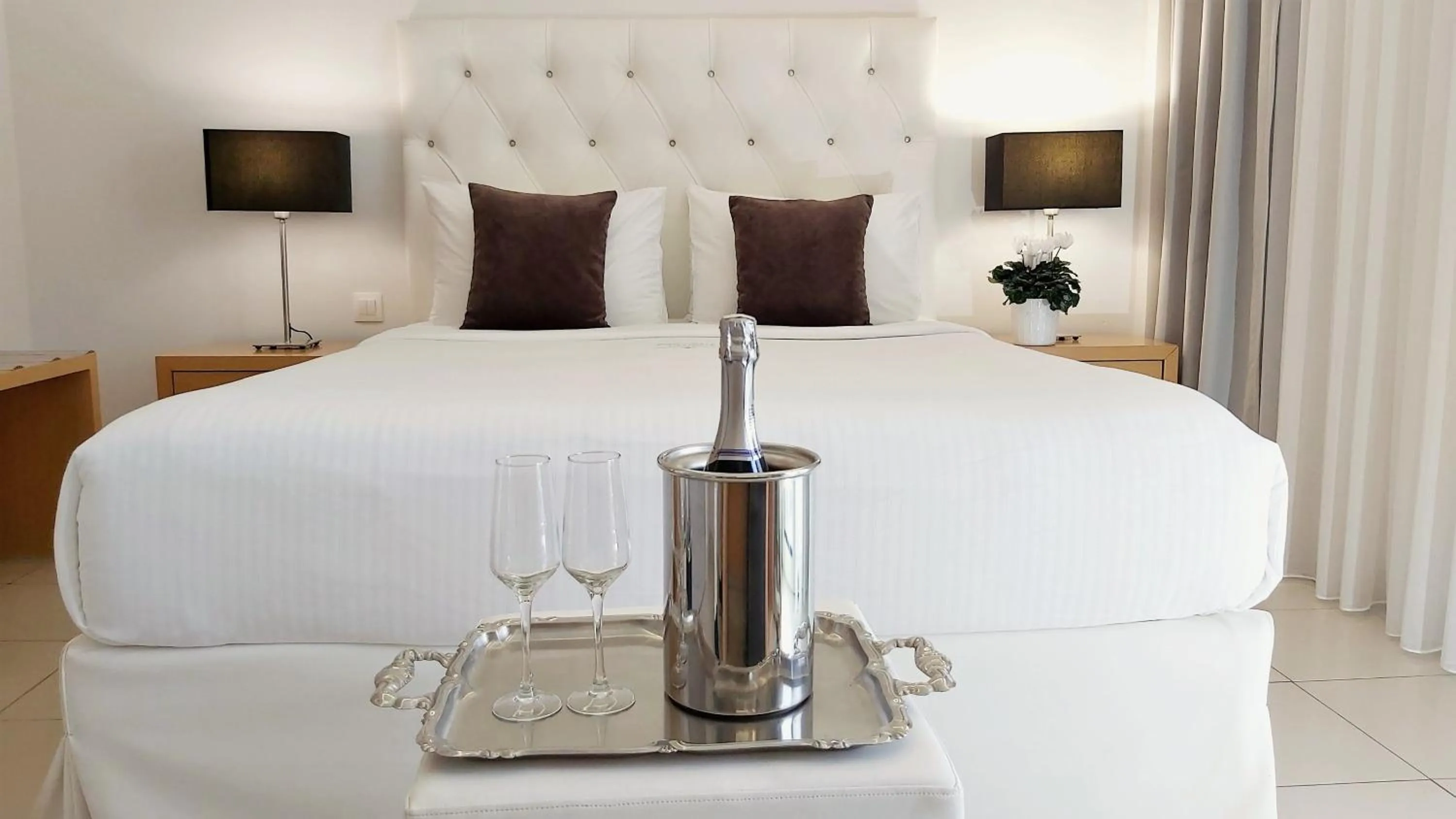 Bed in Akrogiali Exclusive Hotel (Adults Only)