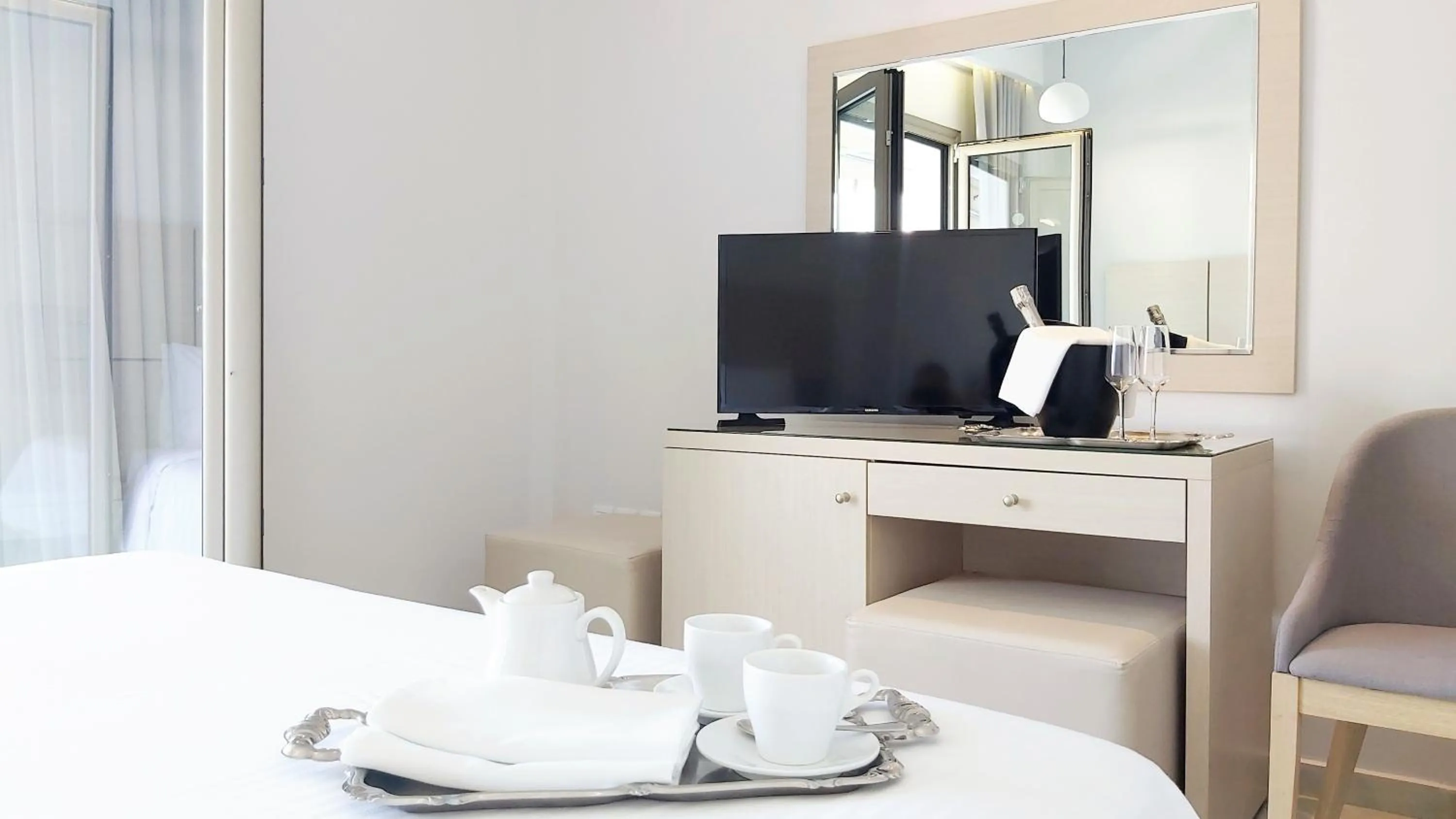 TV and multimedia, Bed in Akrogiali Exclusive Hotel (Adults Only)