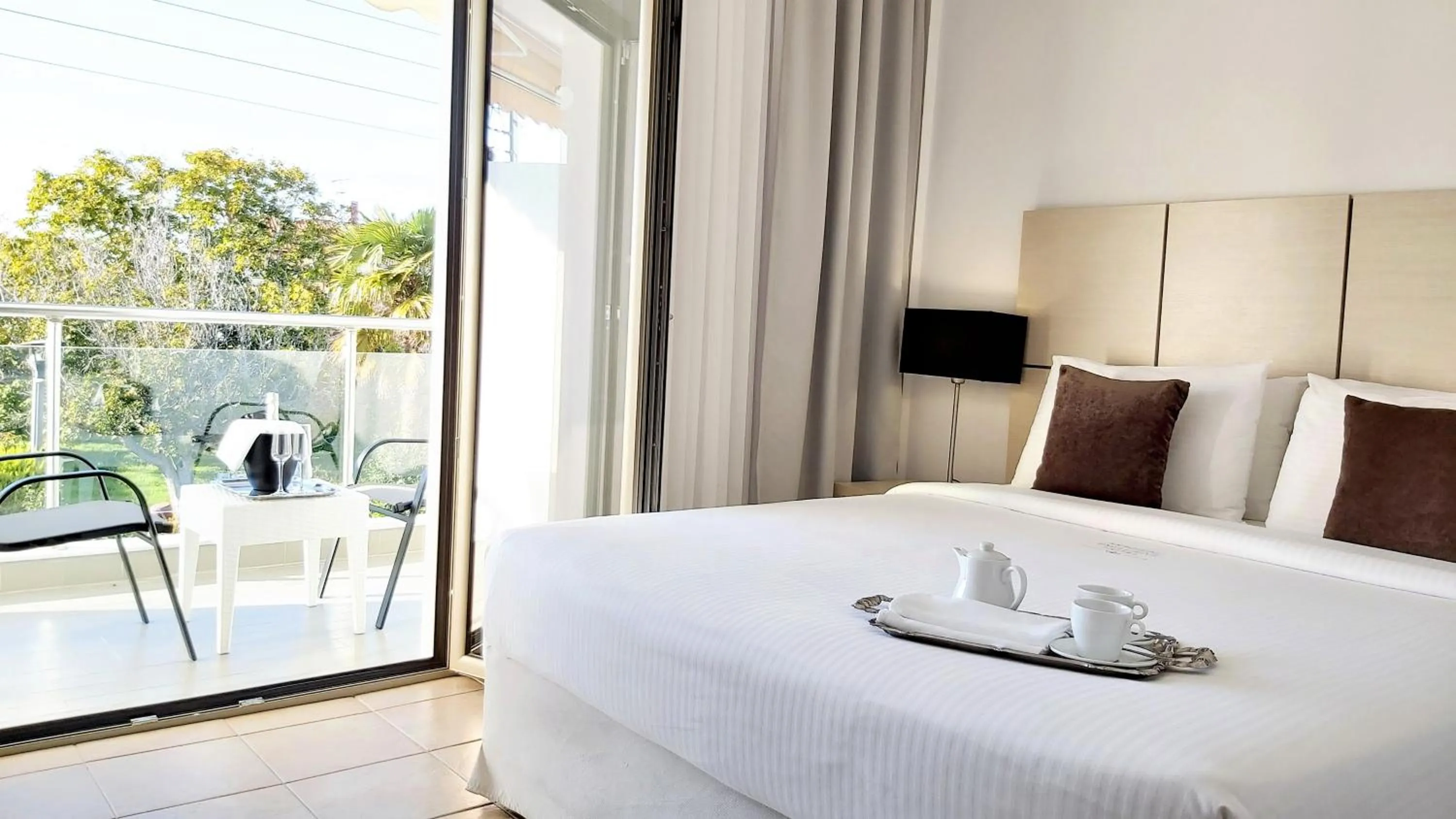 Balcony/Terrace, Bed in Akrogiali Exclusive Hotel (Adults Only)