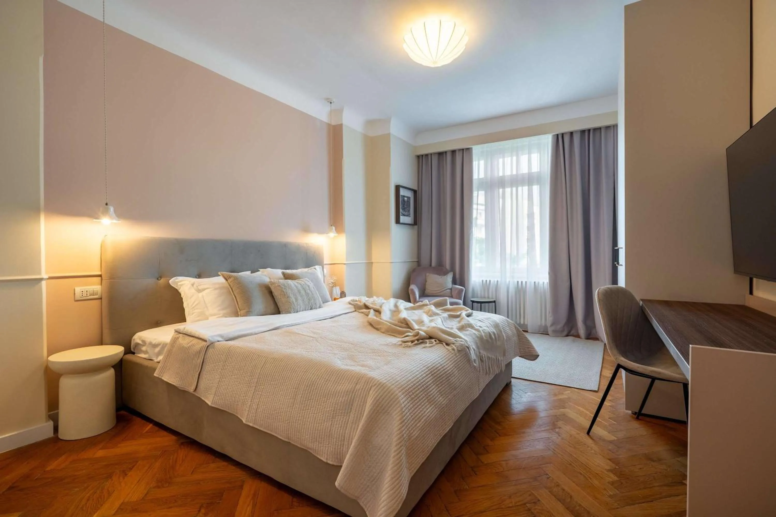Romanian Athenaeum Flat - Refined 3BR Steps from Calea Victoriei