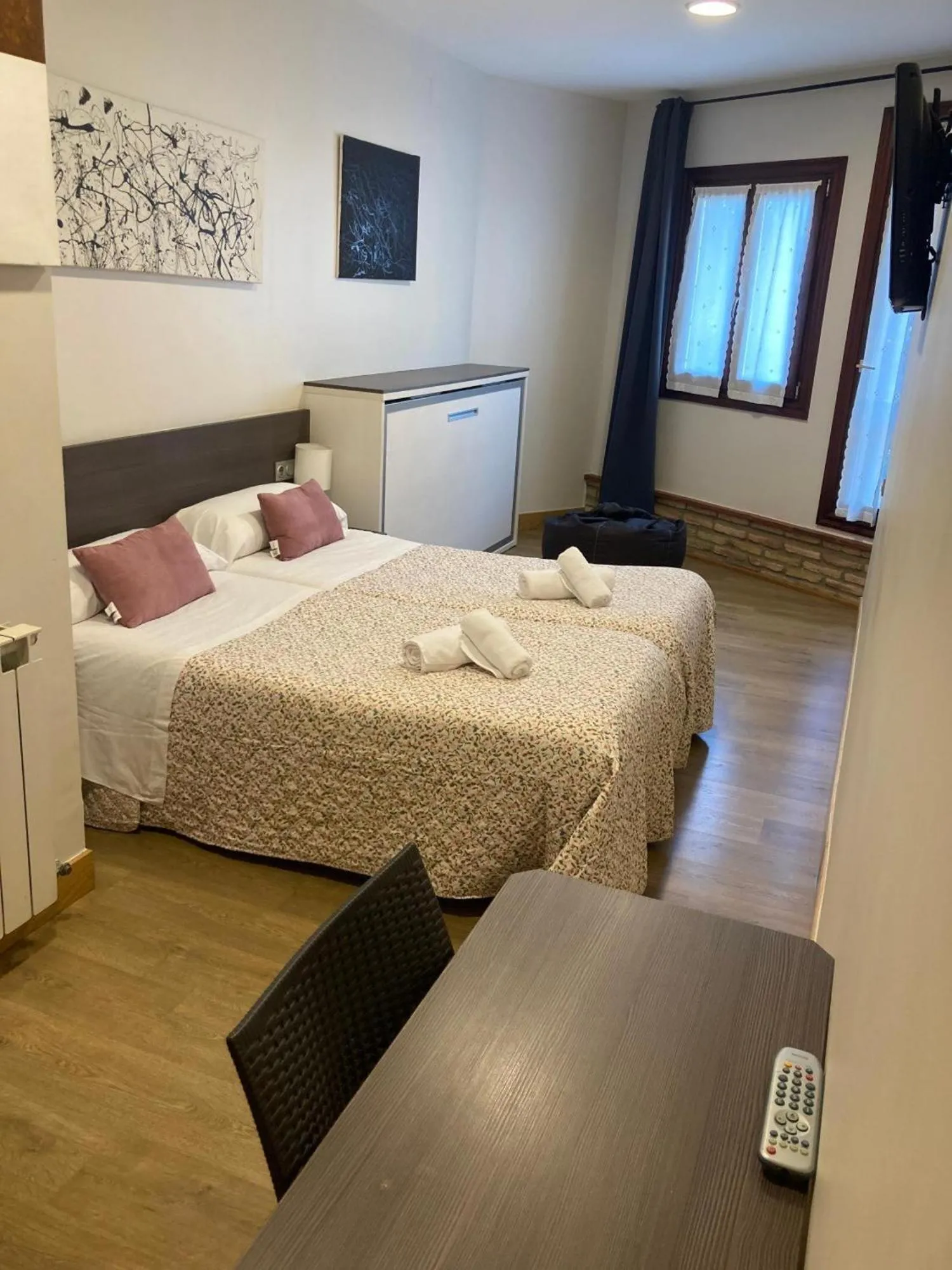 Triple Room with Private Bathroom in Pension & resataurante AMAZKAR
