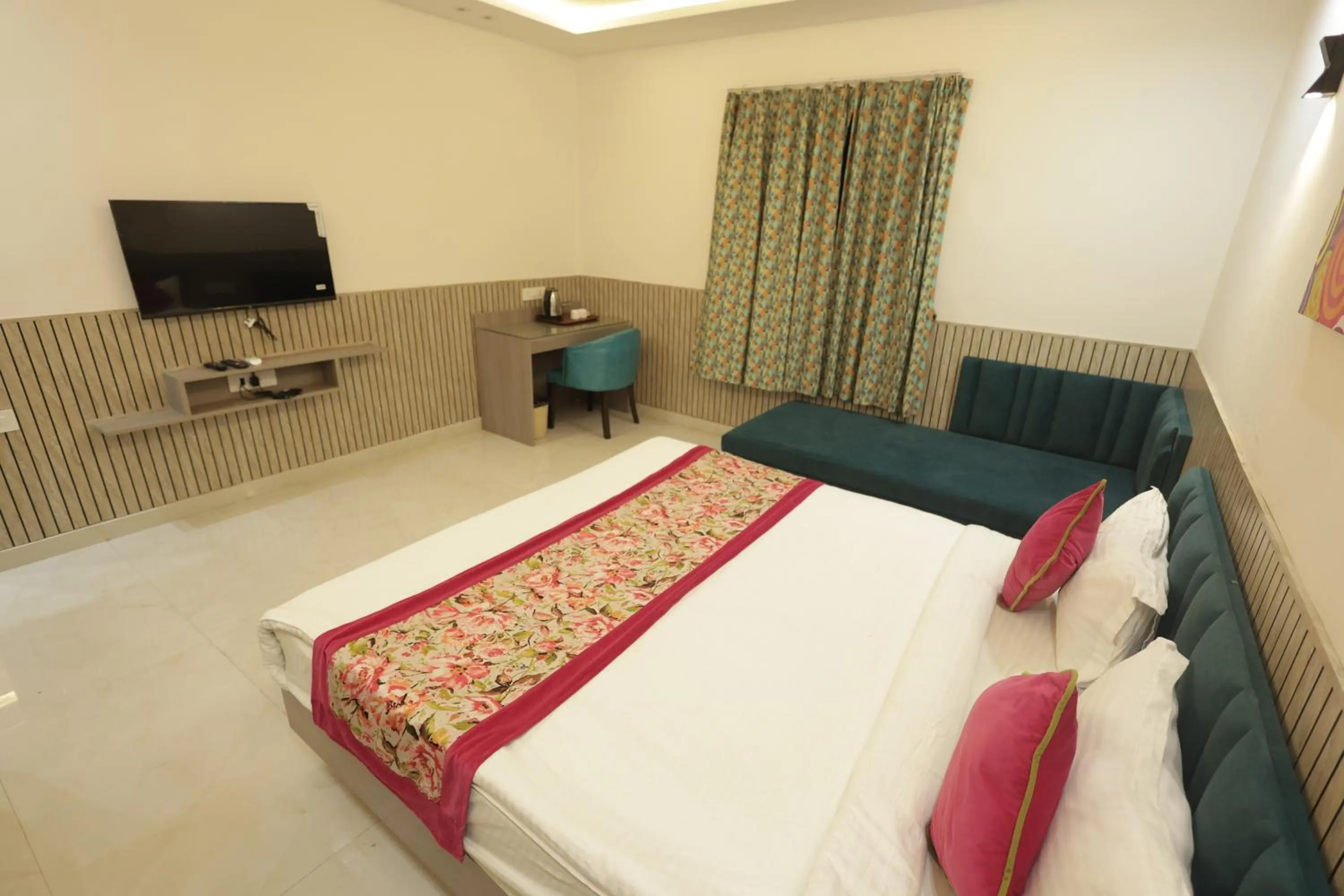 Bedroom, Bed in Hotel Grand Vasaante