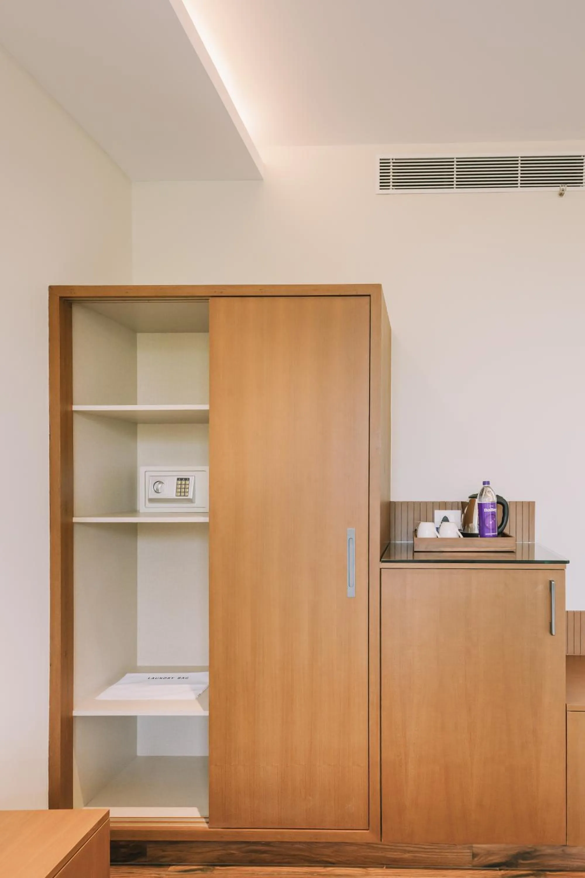 wardrobe in EVORA Resort and SPA