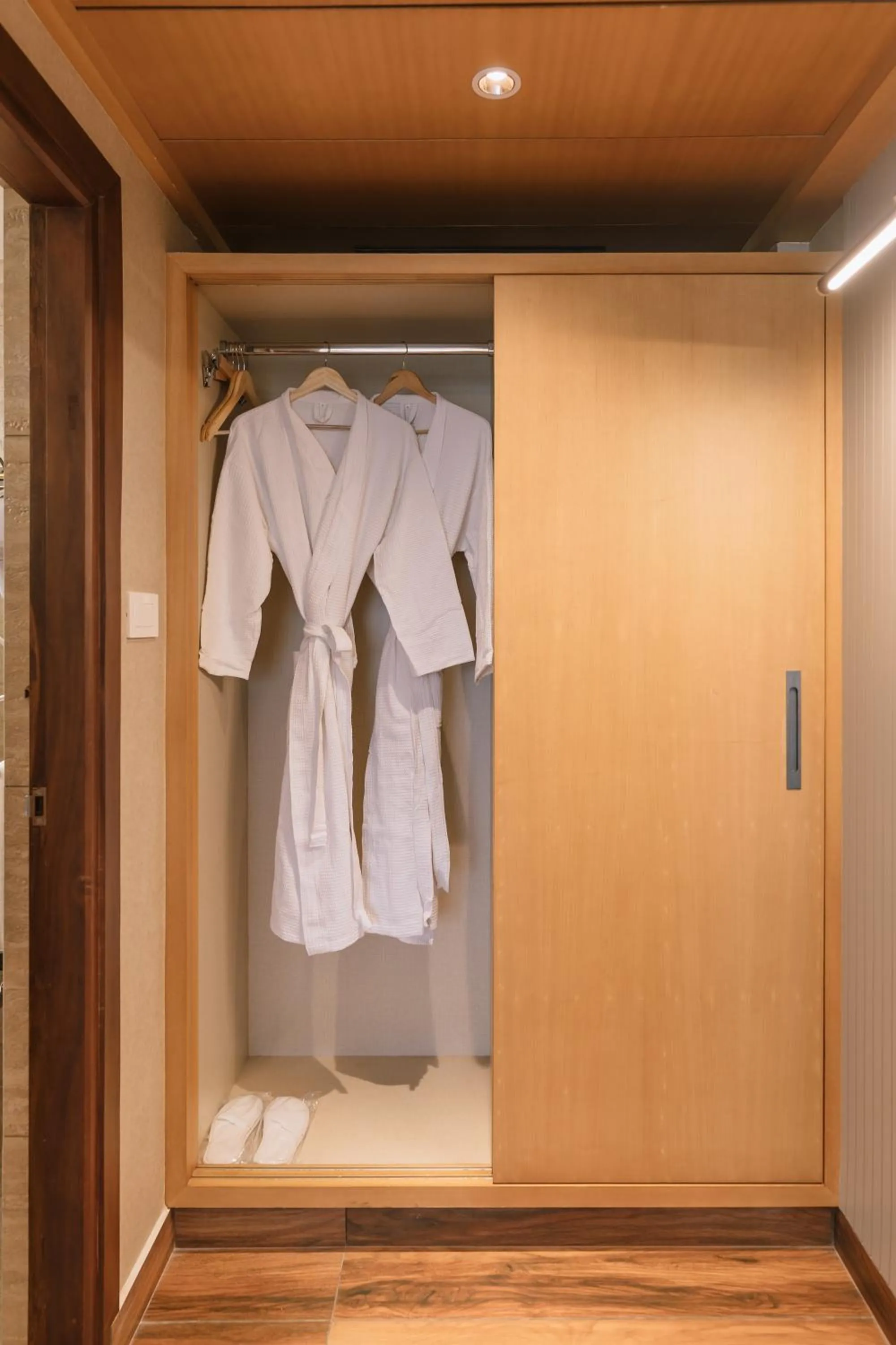wardrobe in EVORA Resort and SPA