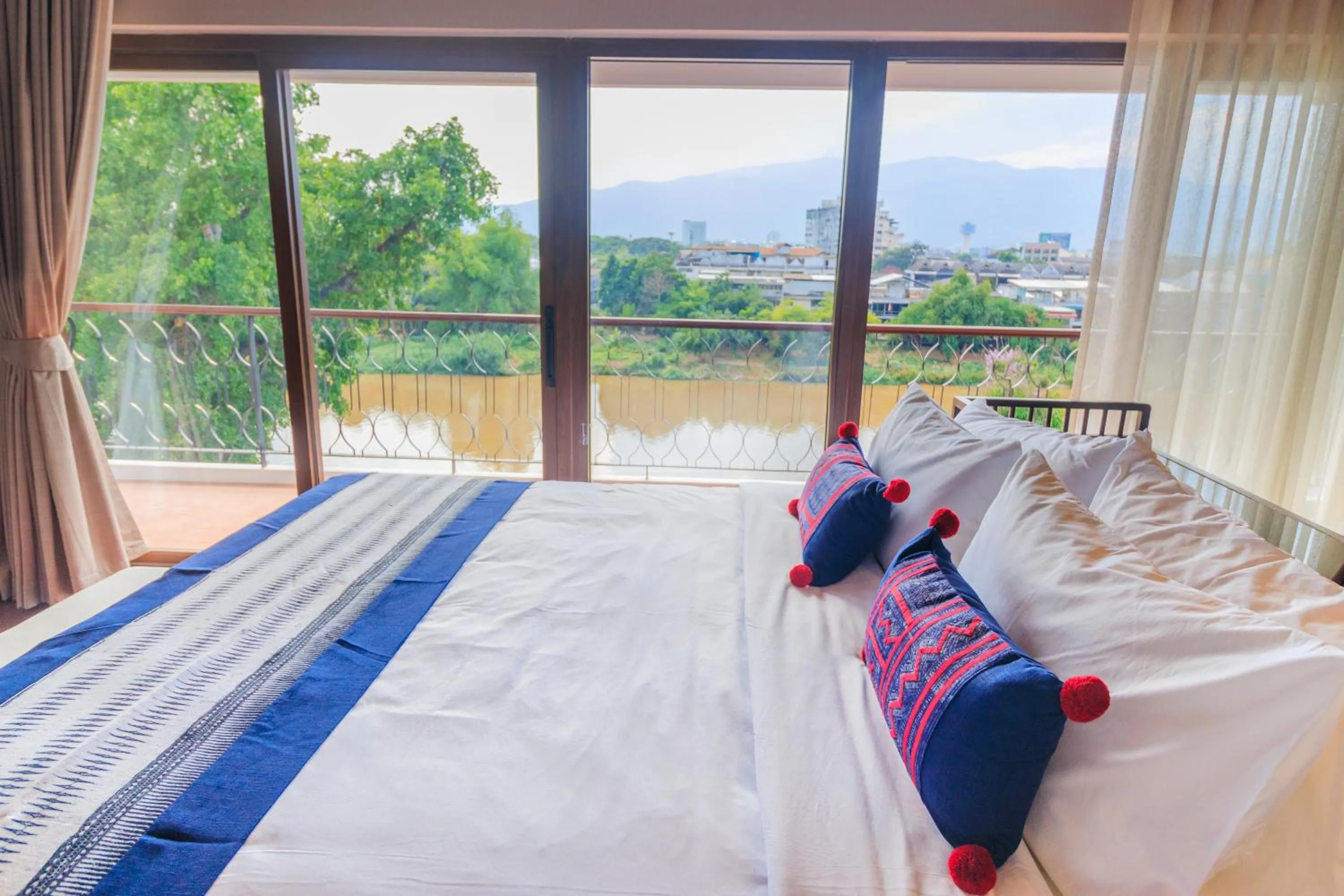 Mountain view, Bed in S48 River Ping