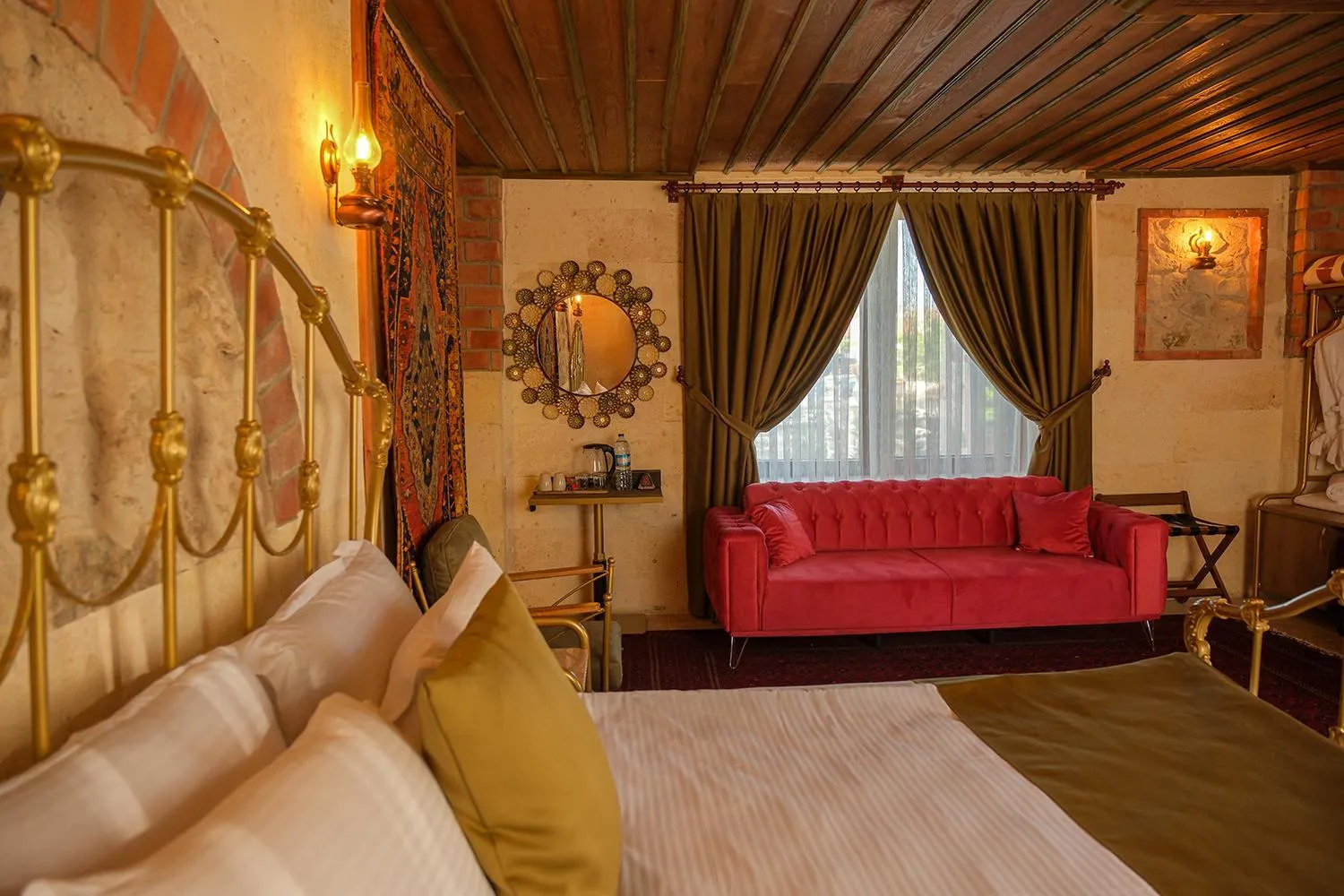 Seating area, Bed in Zeppelin Cappadocia