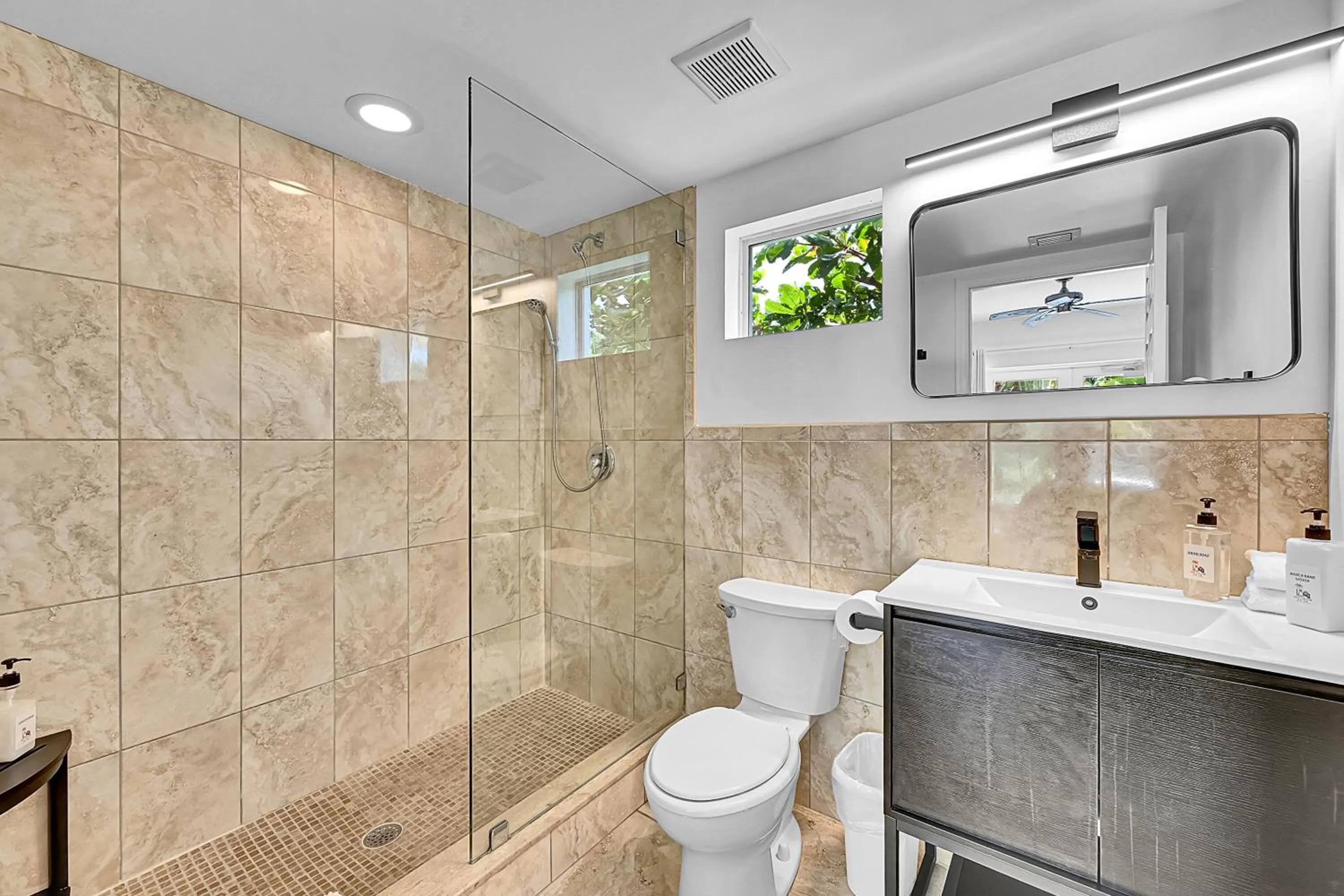 Shower in Inn On The Drive