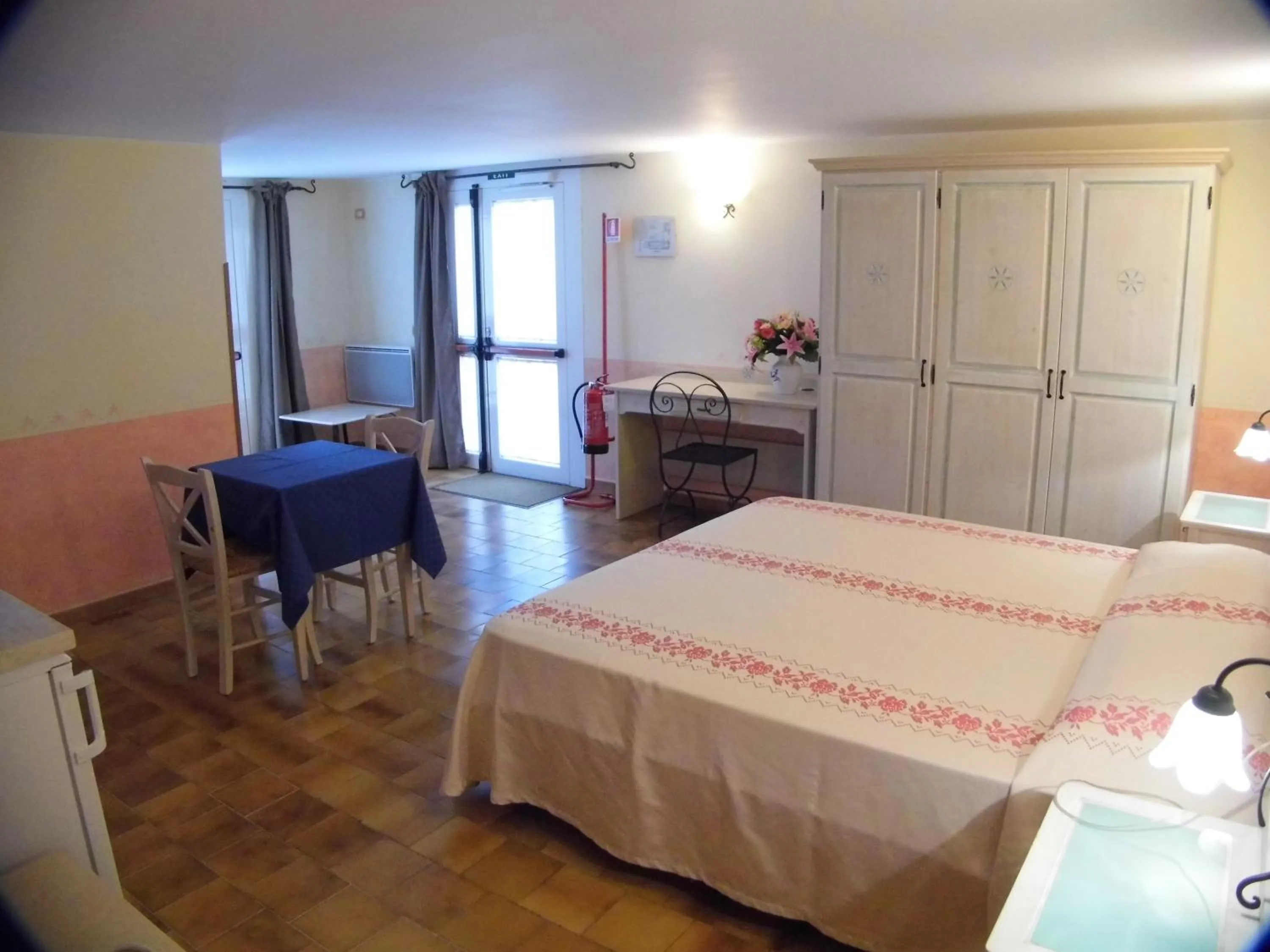 Dining area, Bed in Le Nereidi Hotel & Residence