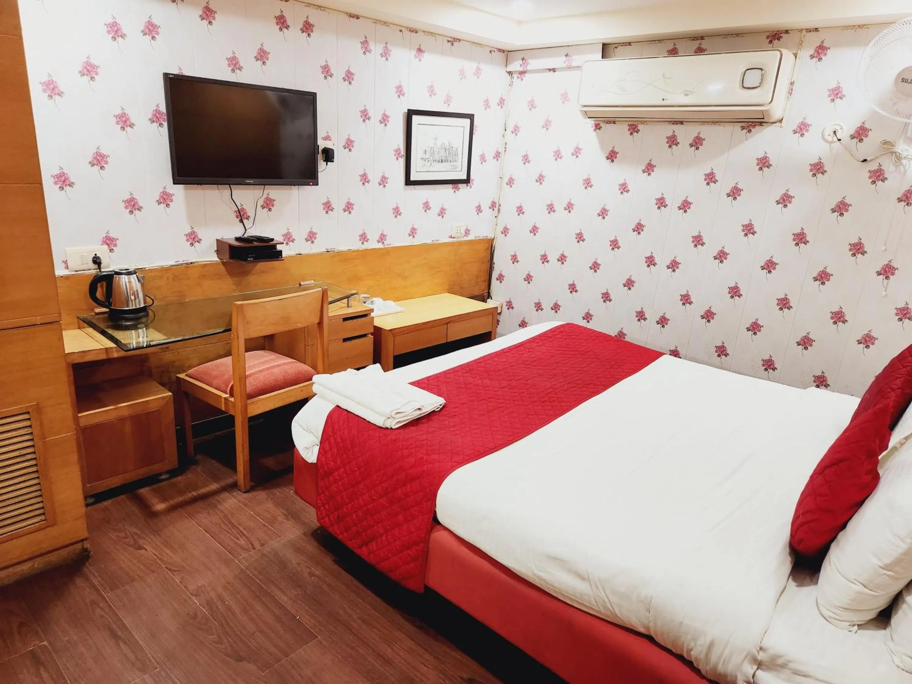 Bed in Hotels Daffodils Connaught Place