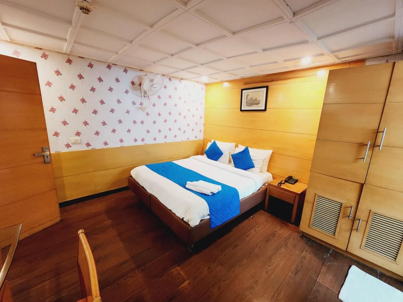 Bed in Hotels Daffodils Connaught Place