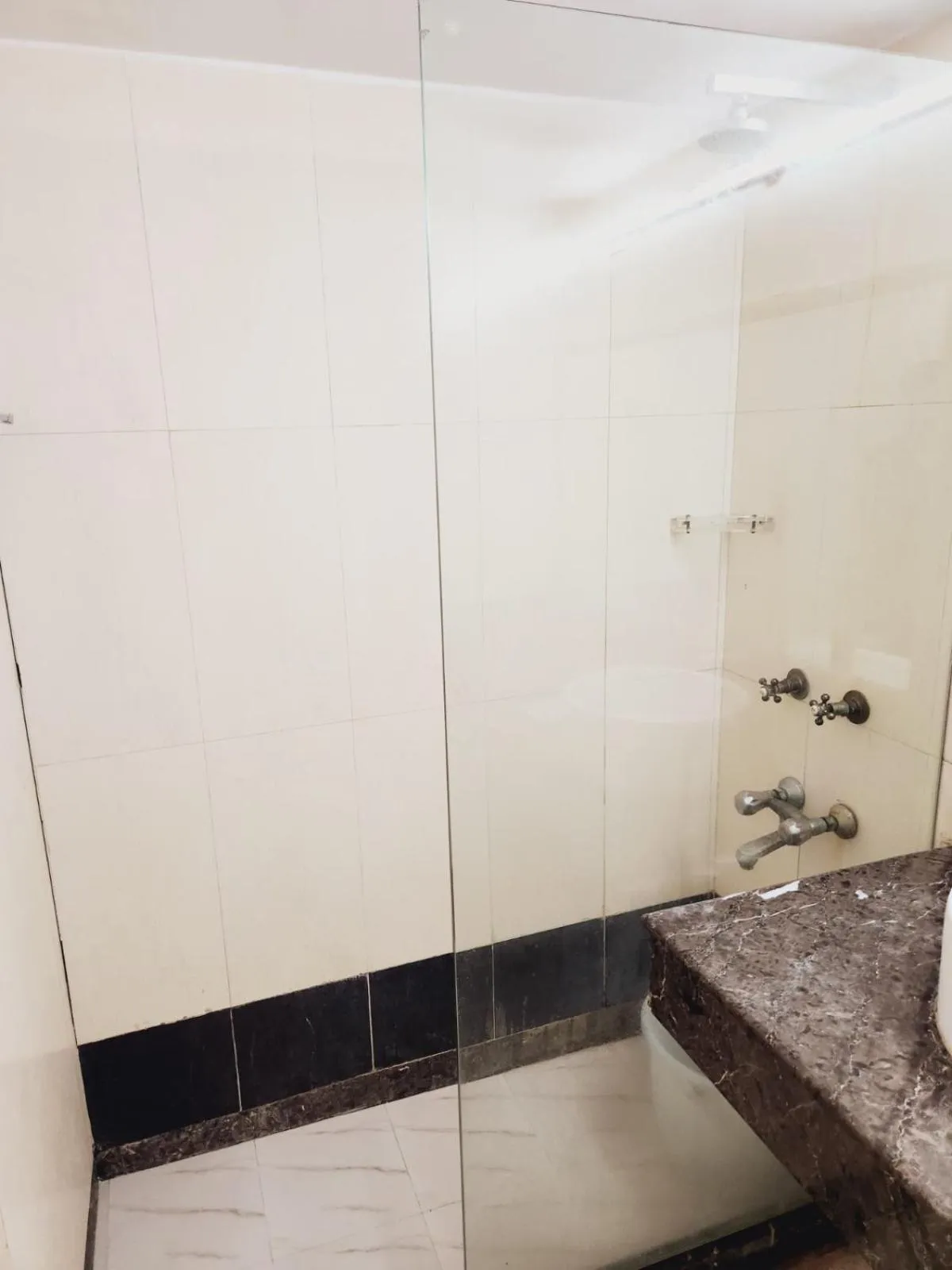 Bathroom in Hotels Daffodils Connaught Place