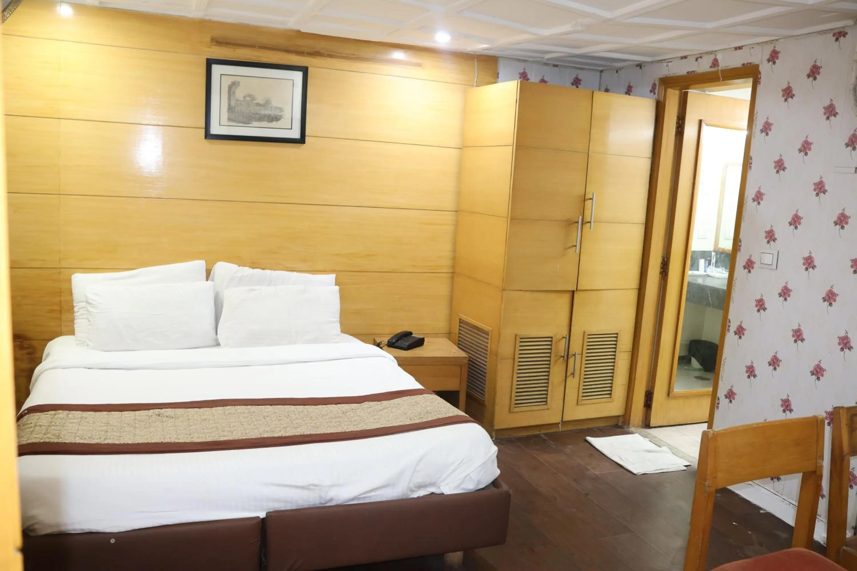 Bed in Hotels Daffodils Connaught Place