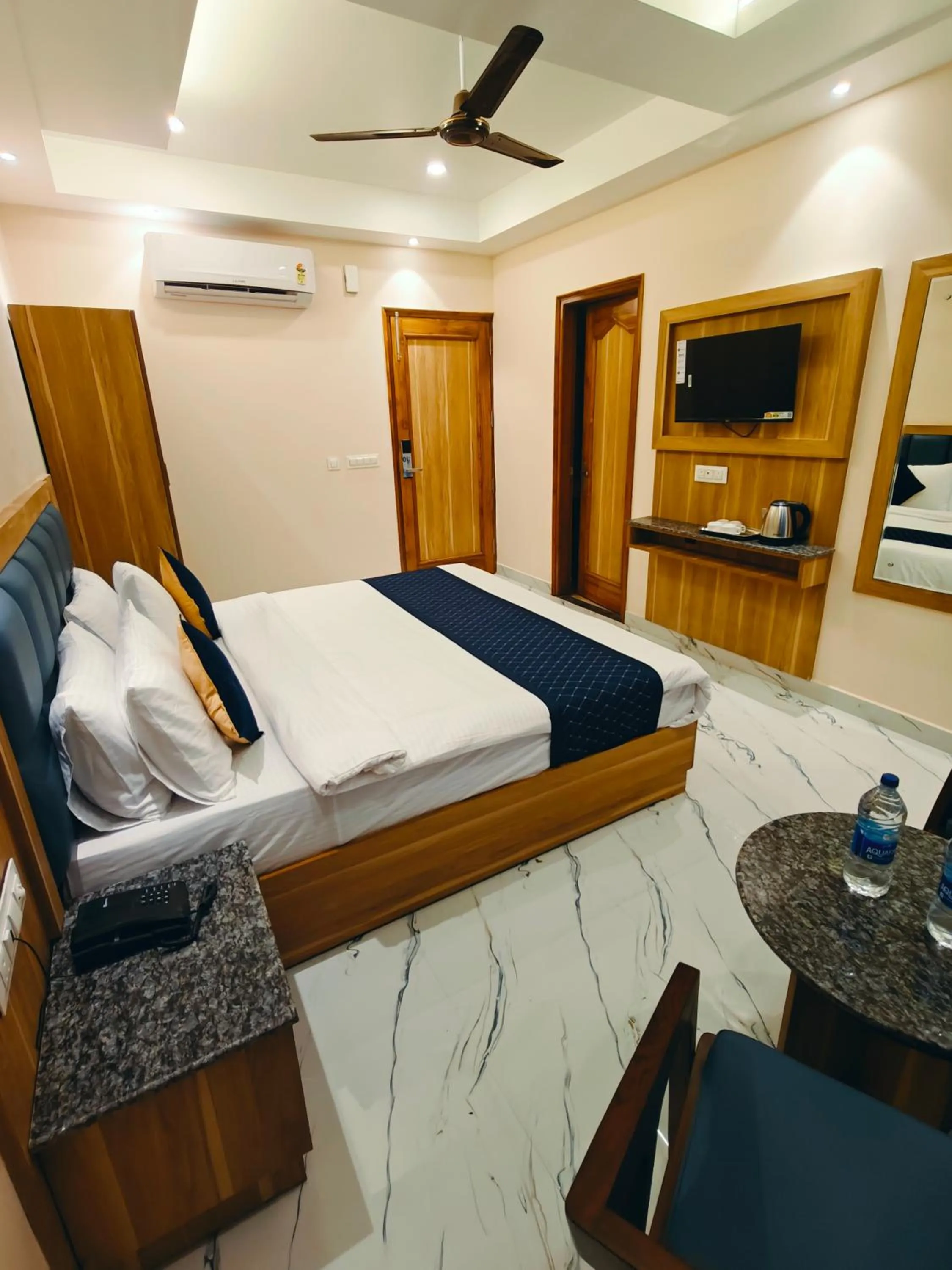 room service in Hotel New Pratap