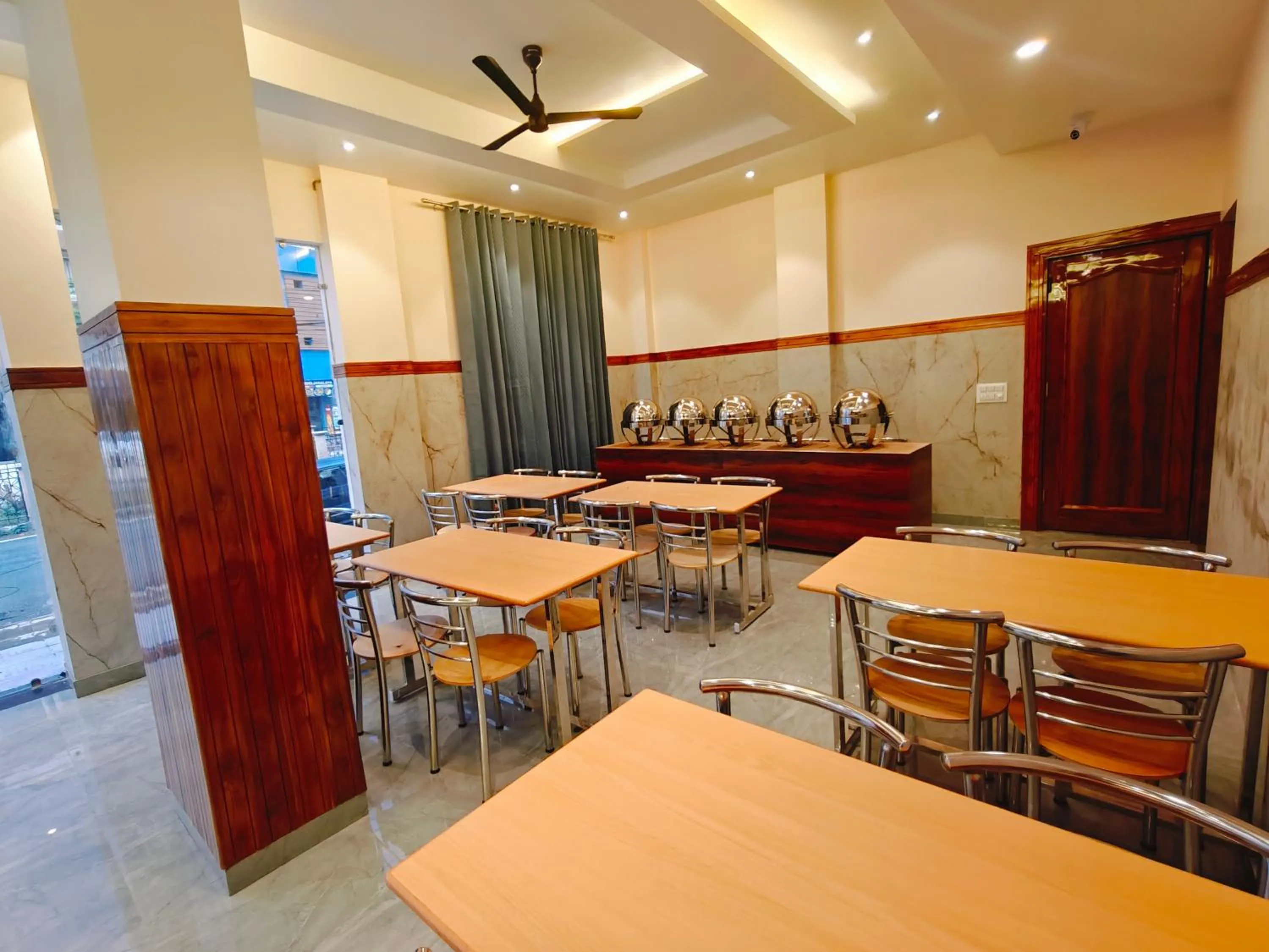 Restaurant/places to eat in Hotel New Pratap