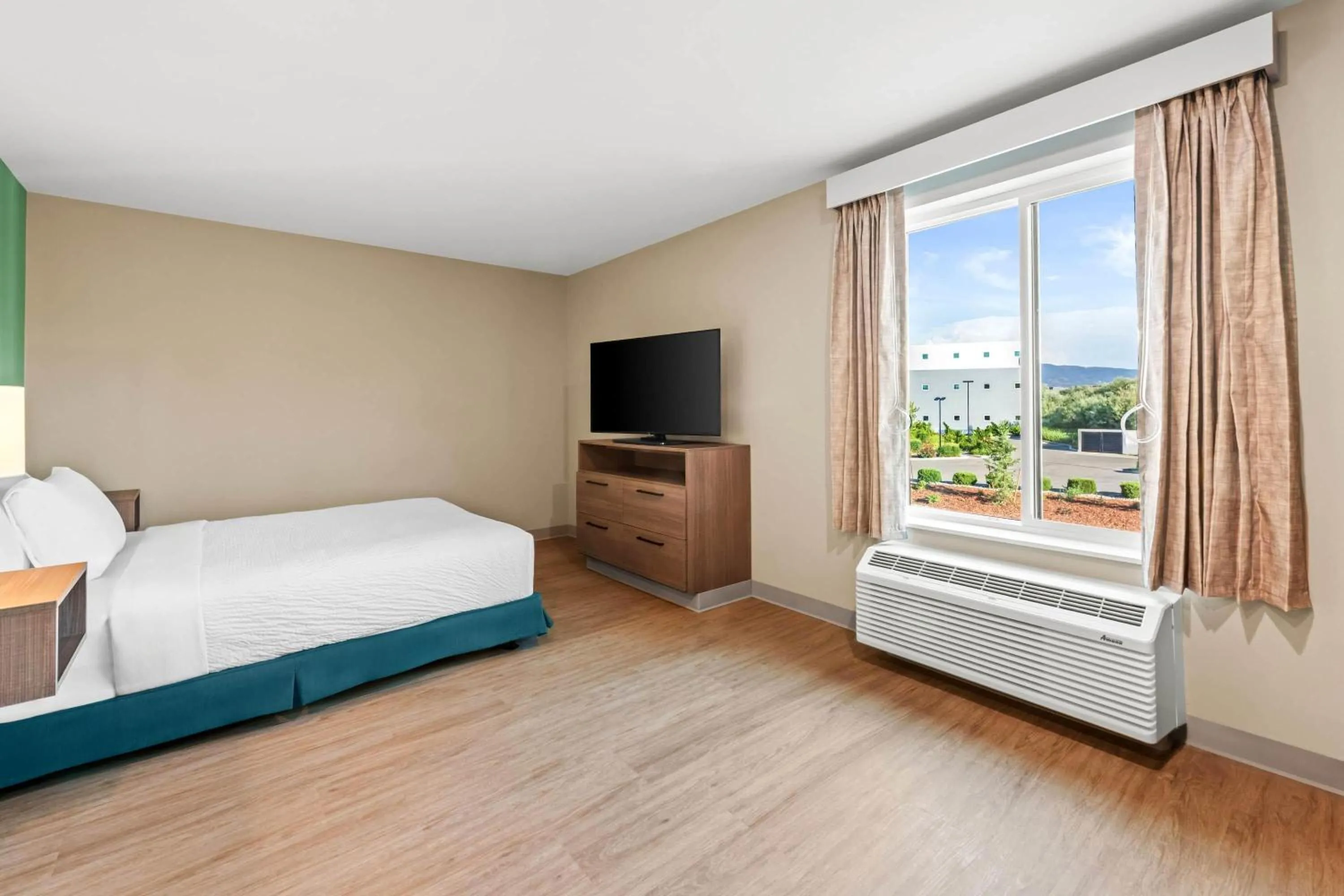 Bed in ECHO Suites Extended Stay by Wyndham Reno