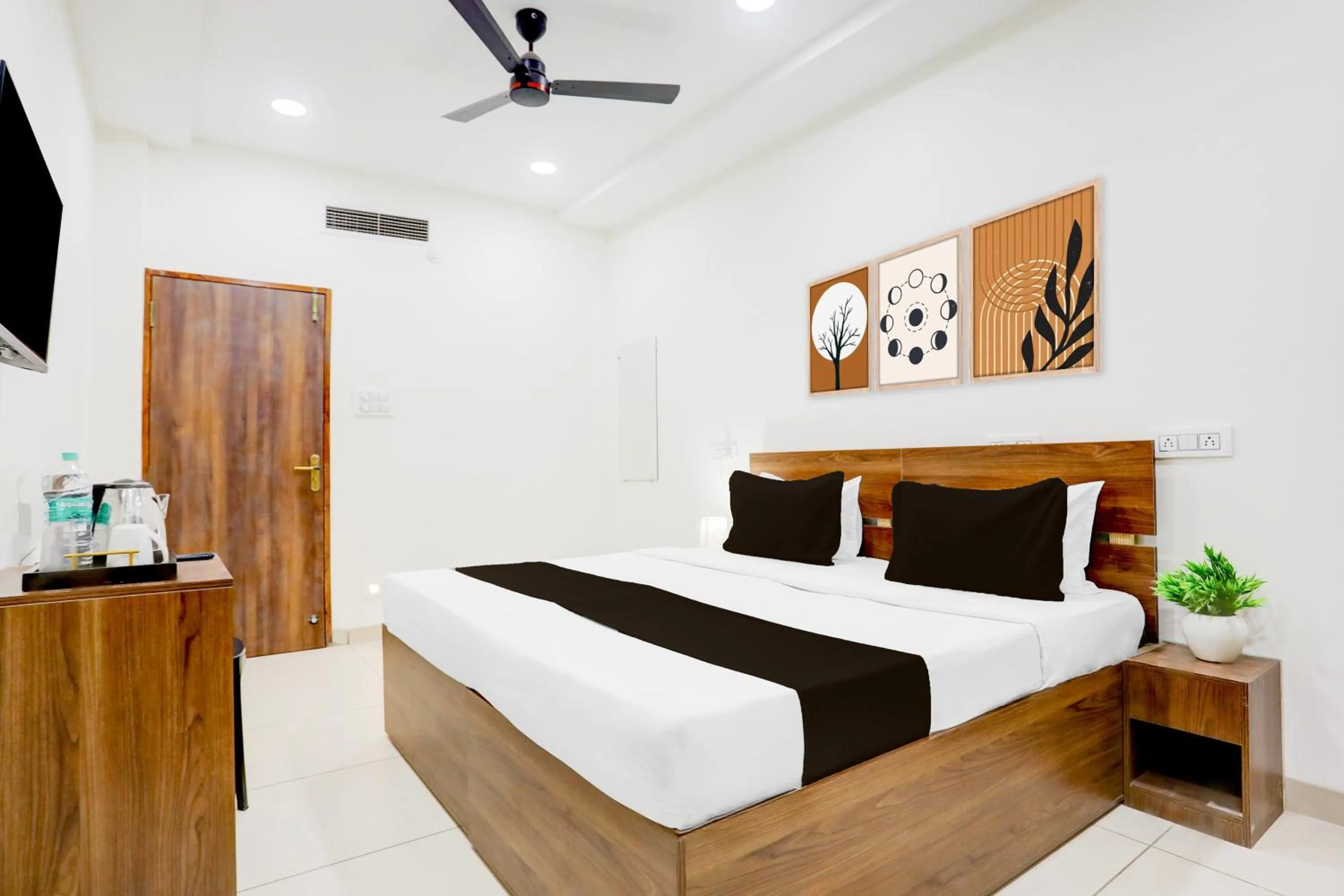 Bedroom, Bed in Super Townhouse DAVV University Indore Formerly Indrapuri