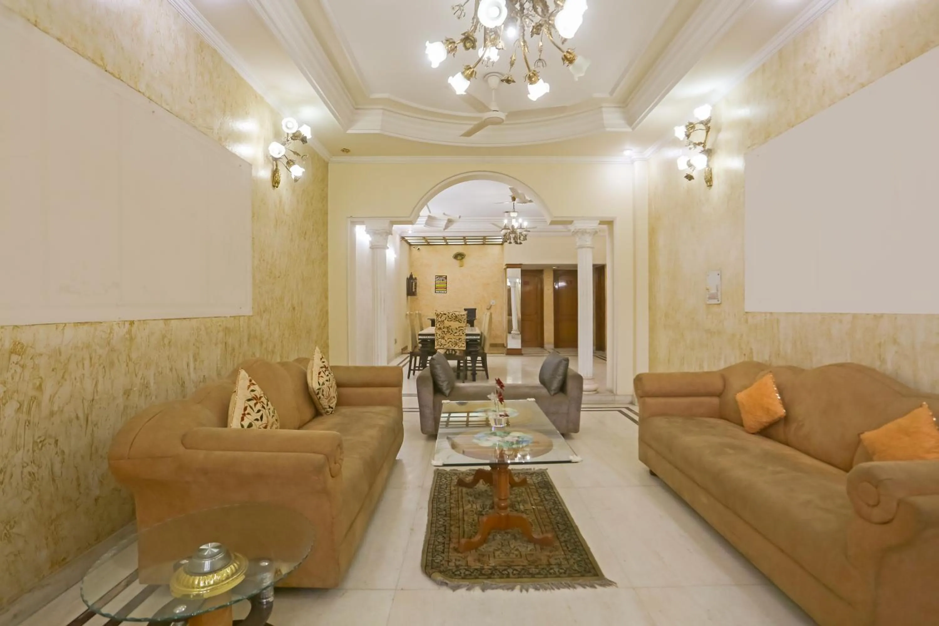 Living room in Swastik residency Paschim Vihar by twamev