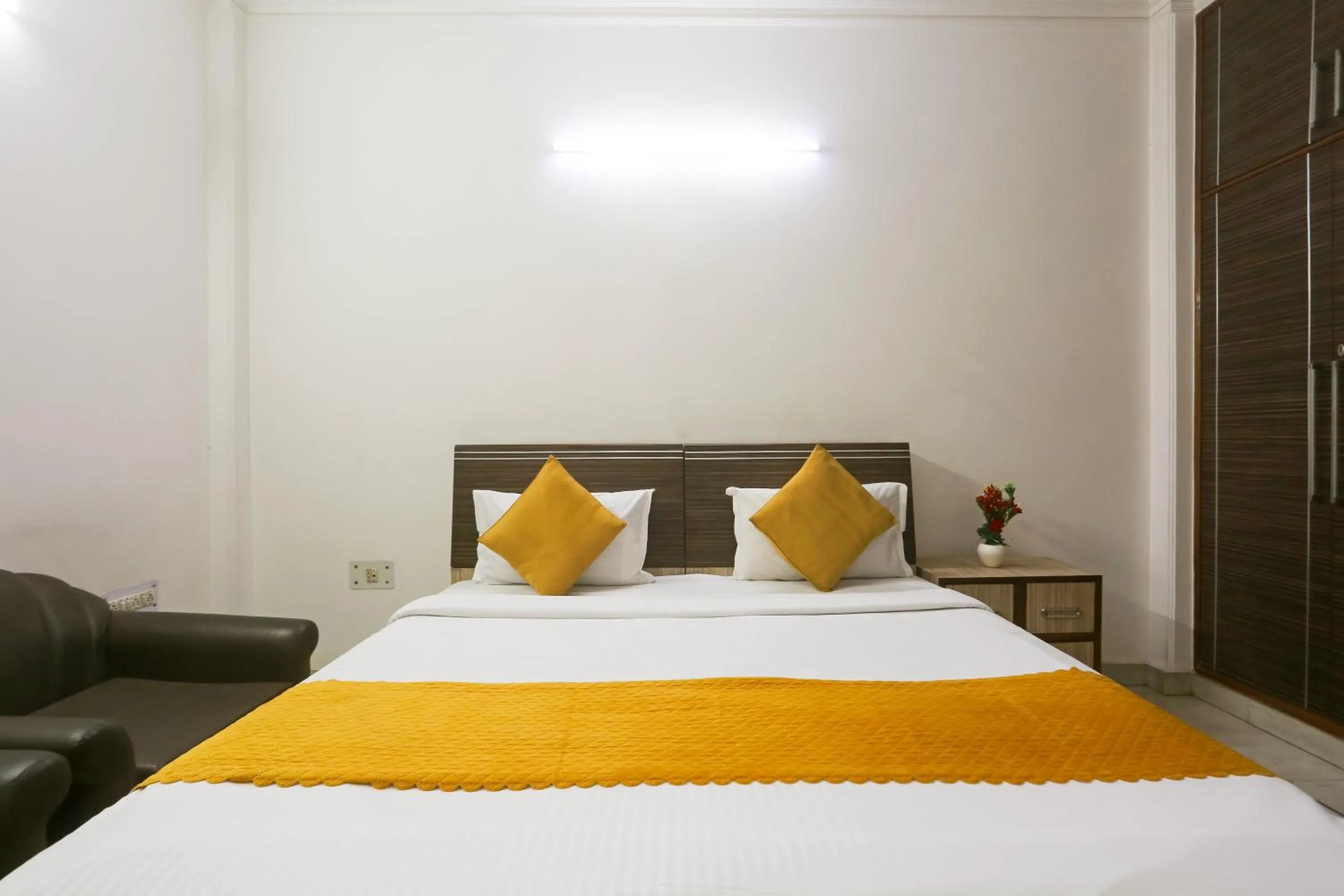 Living room, Bed in Swastik residency Paschim Vihar by twamev