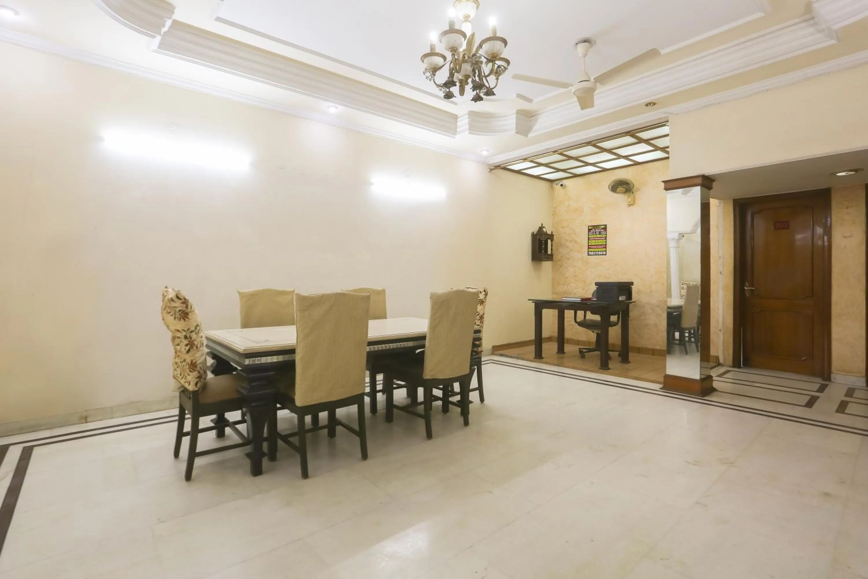 Living room in Swastik residency Paschim Vihar by twamev
