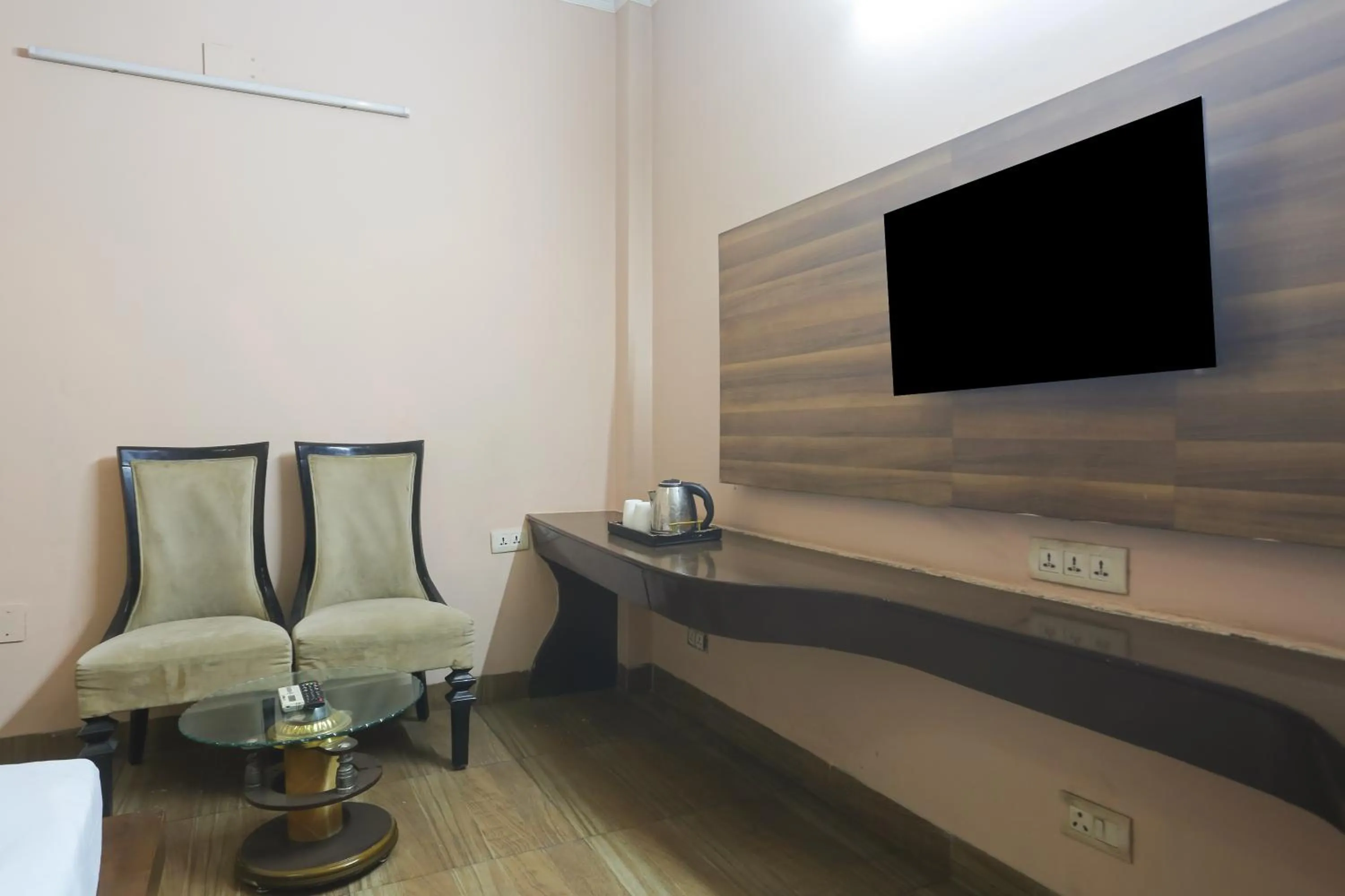 Living room in Swastik residency Paschim Vihar by twamev