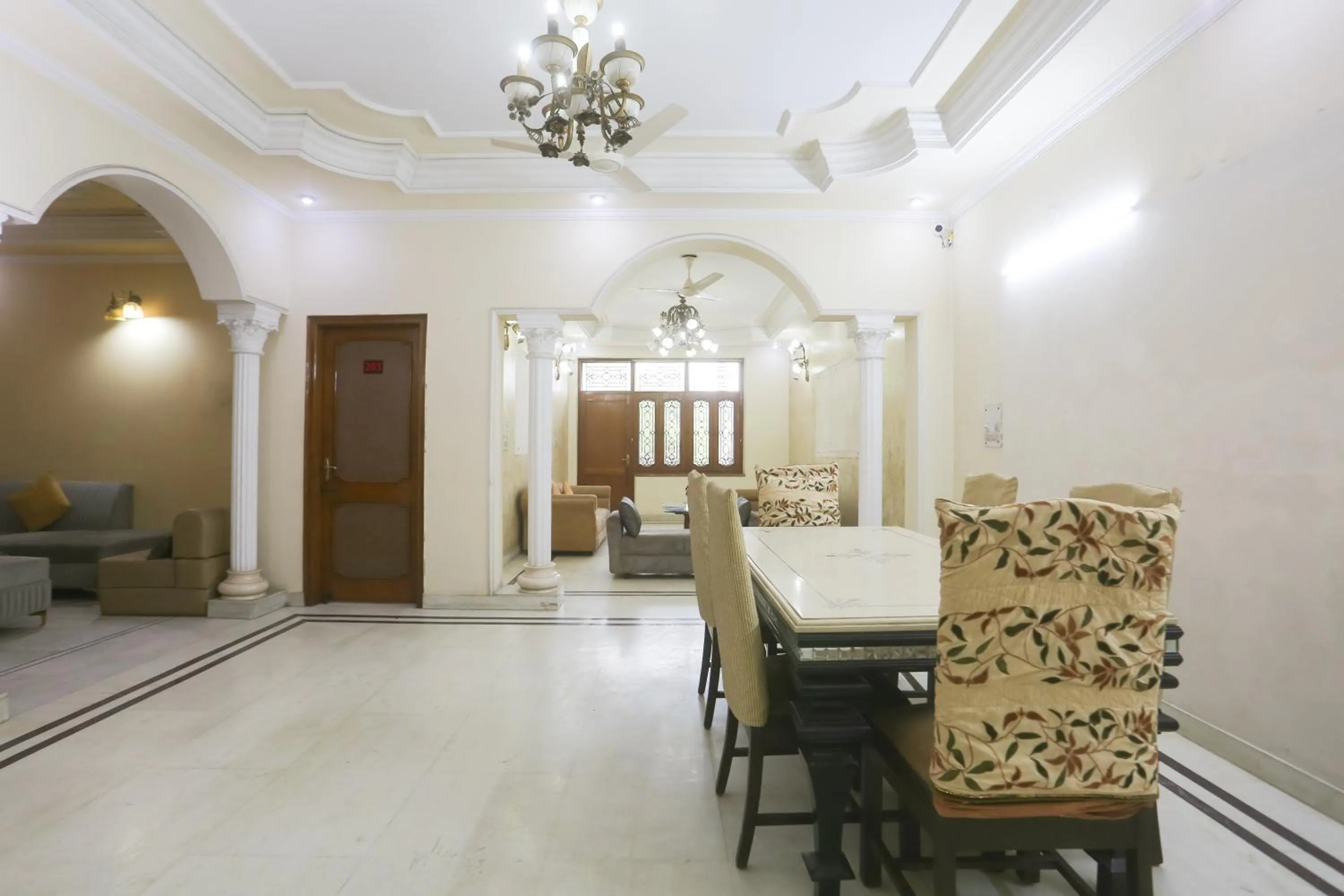 Living room in Swastik residency Paschim Vihar by twamev