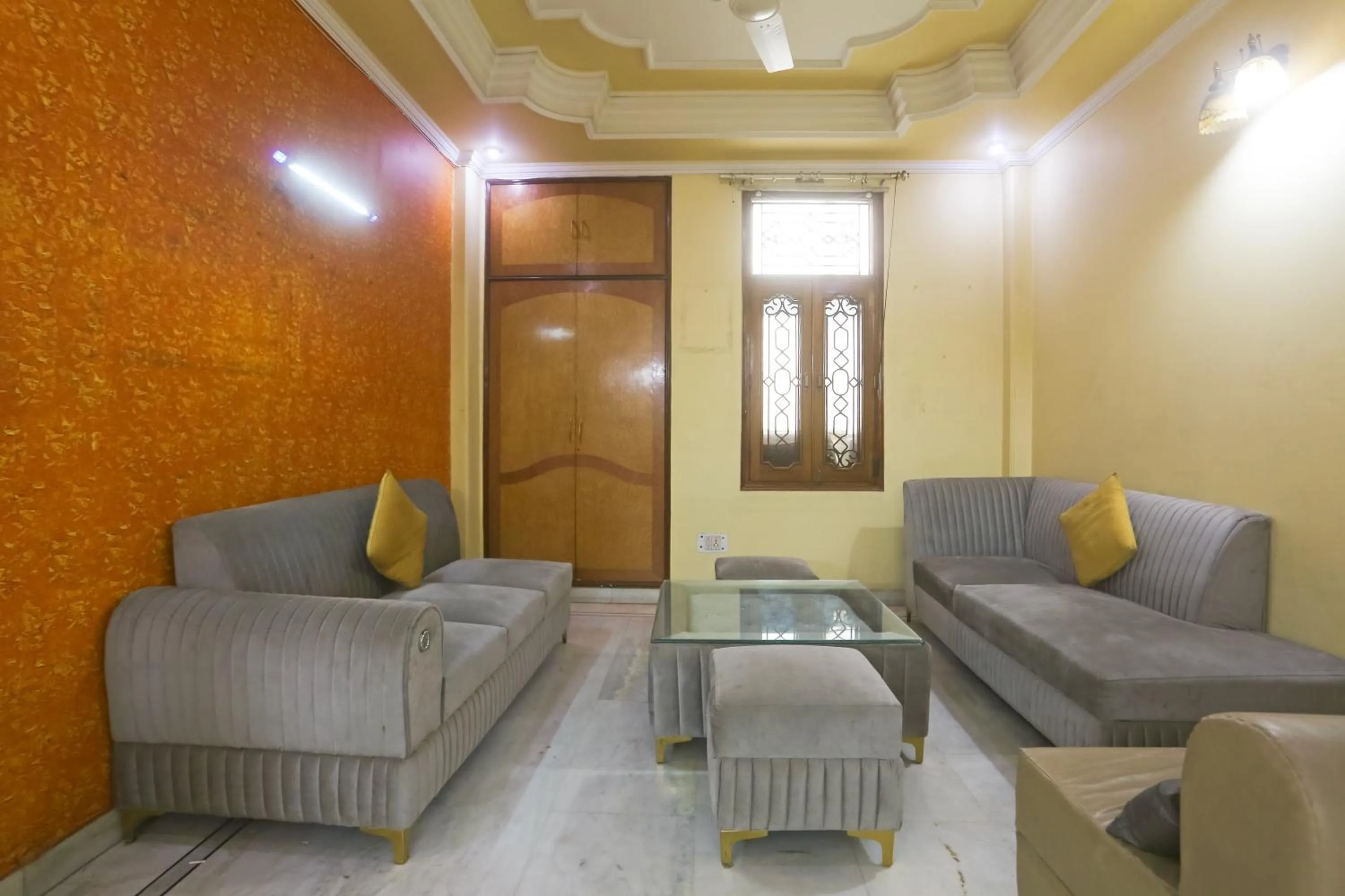 Living room in Swastik residency Paschim Vihar by twamev