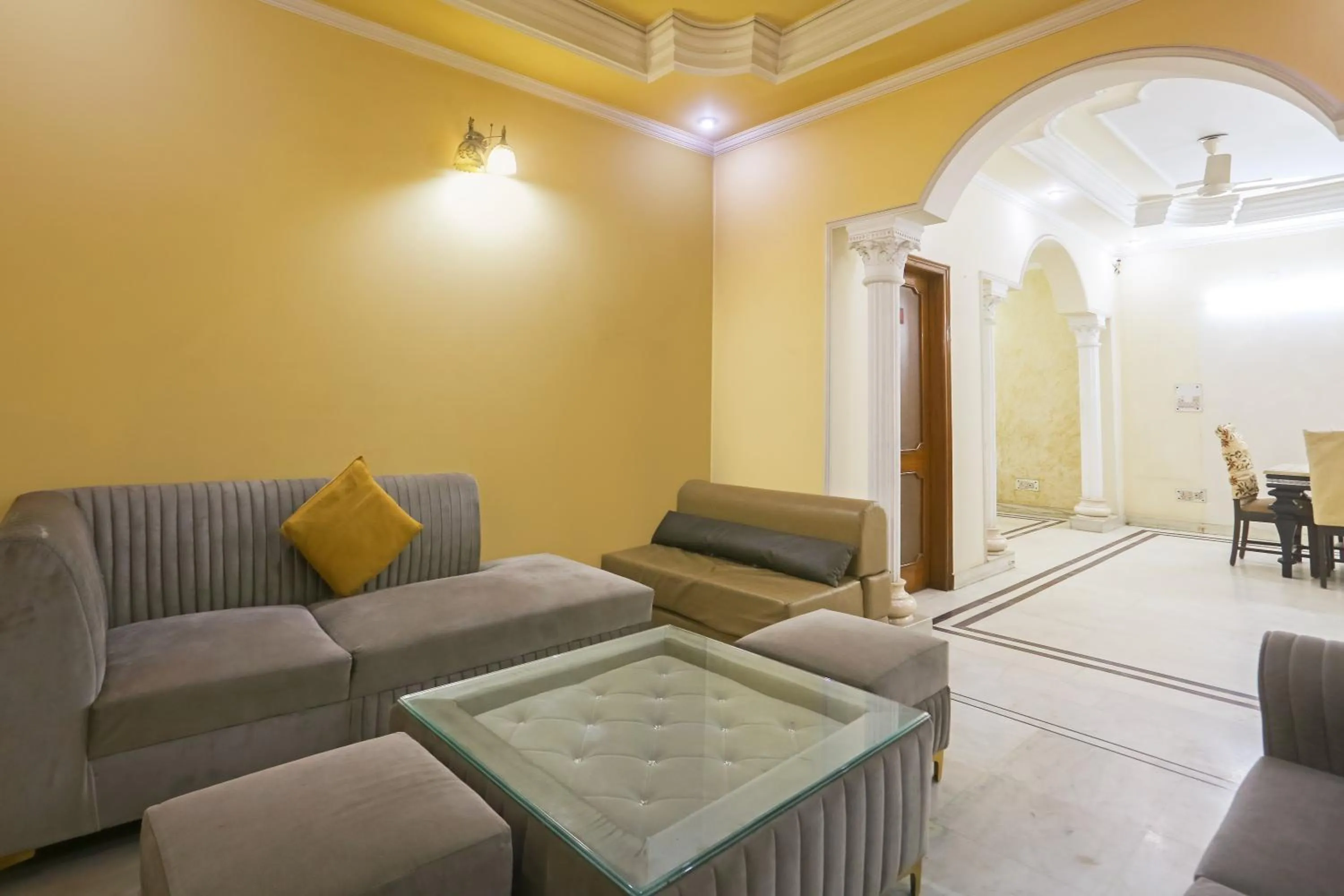 Living room in Swastik residency Paschim Vihar by twamev