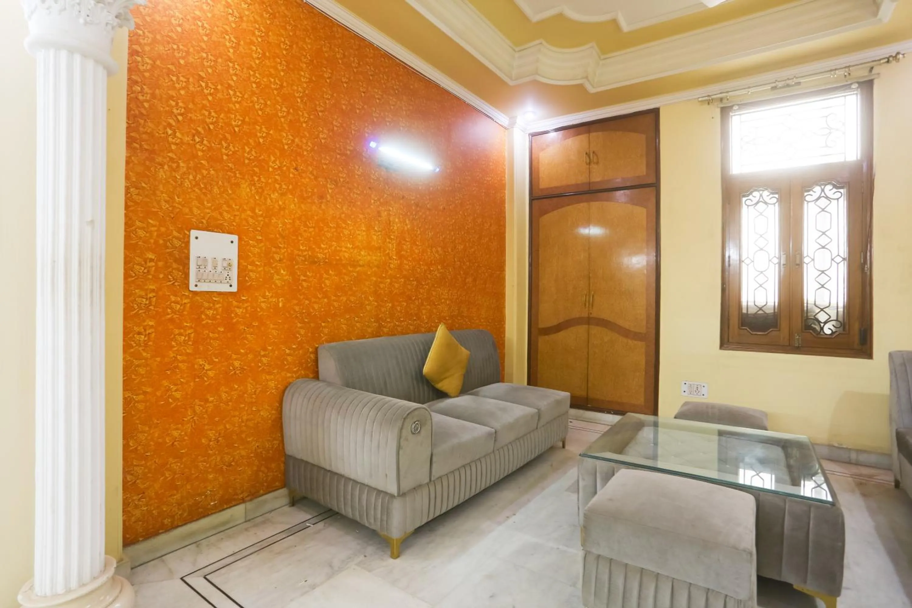Living room in Swastik residency Paschim Vihar by twamev