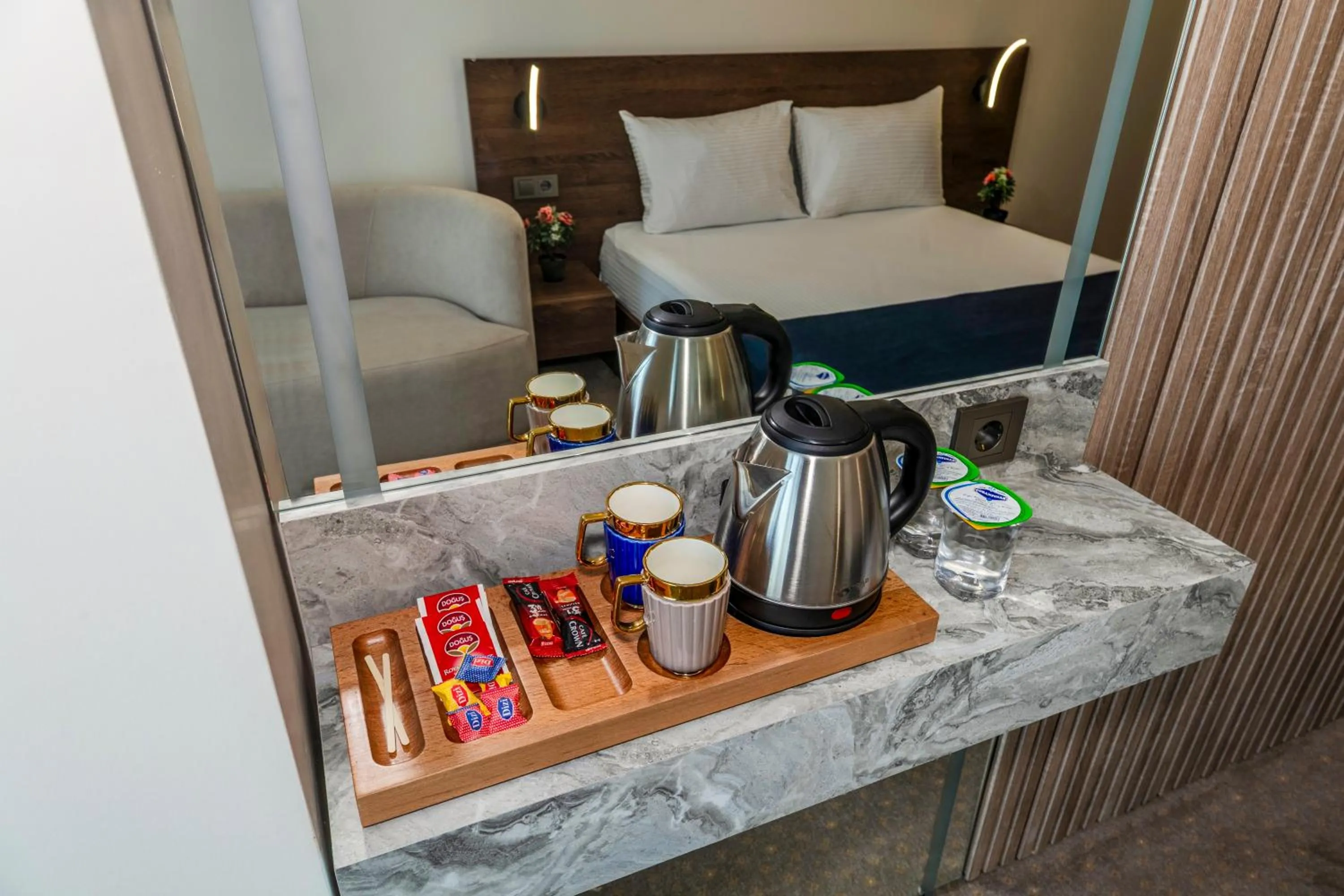 Coffee/tea facilities in Airport Waves Hotel